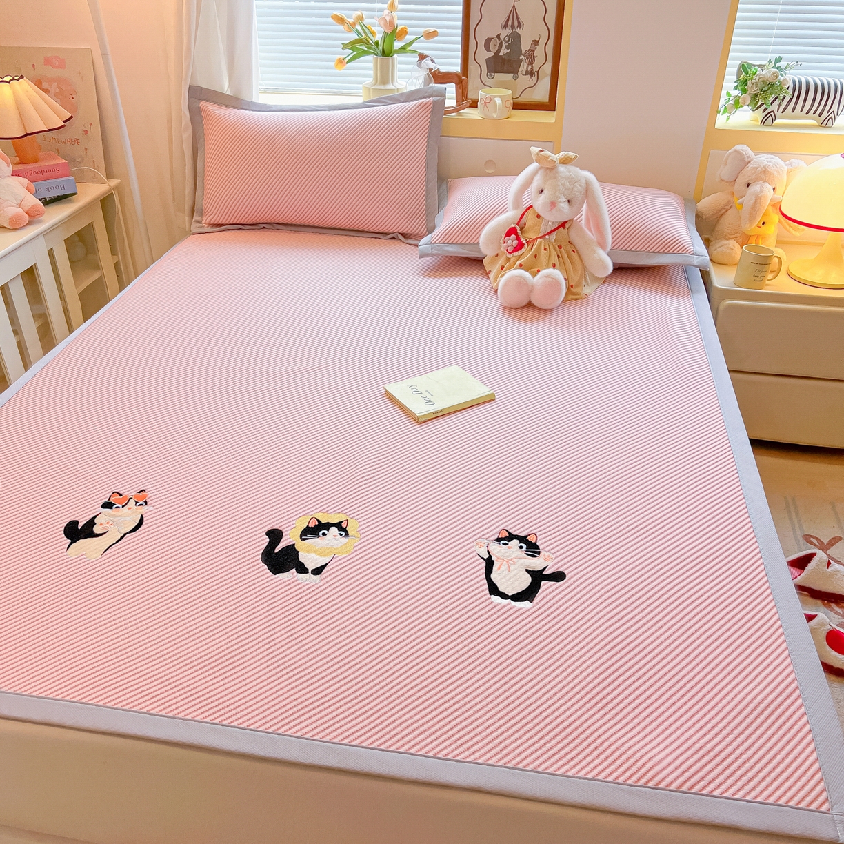 91家纺网 家纺一手货源 找家纺 多乐家纺 2026新款PE提花斜纹凉感豆豆卡通刺绣大包边复合凉席 三只猫-可爱粉（床席款）