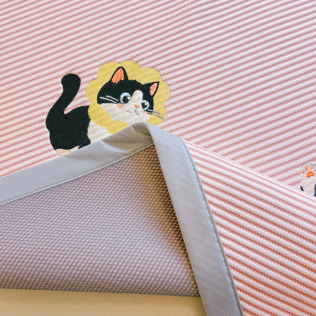 91家纺网 家纺一手货源 找家纺 多乐家纺 2026新款PE提花斜纹凉感豆豆卡通刺绣大包边复合凉席 三只猫-可爱粉（床席款）