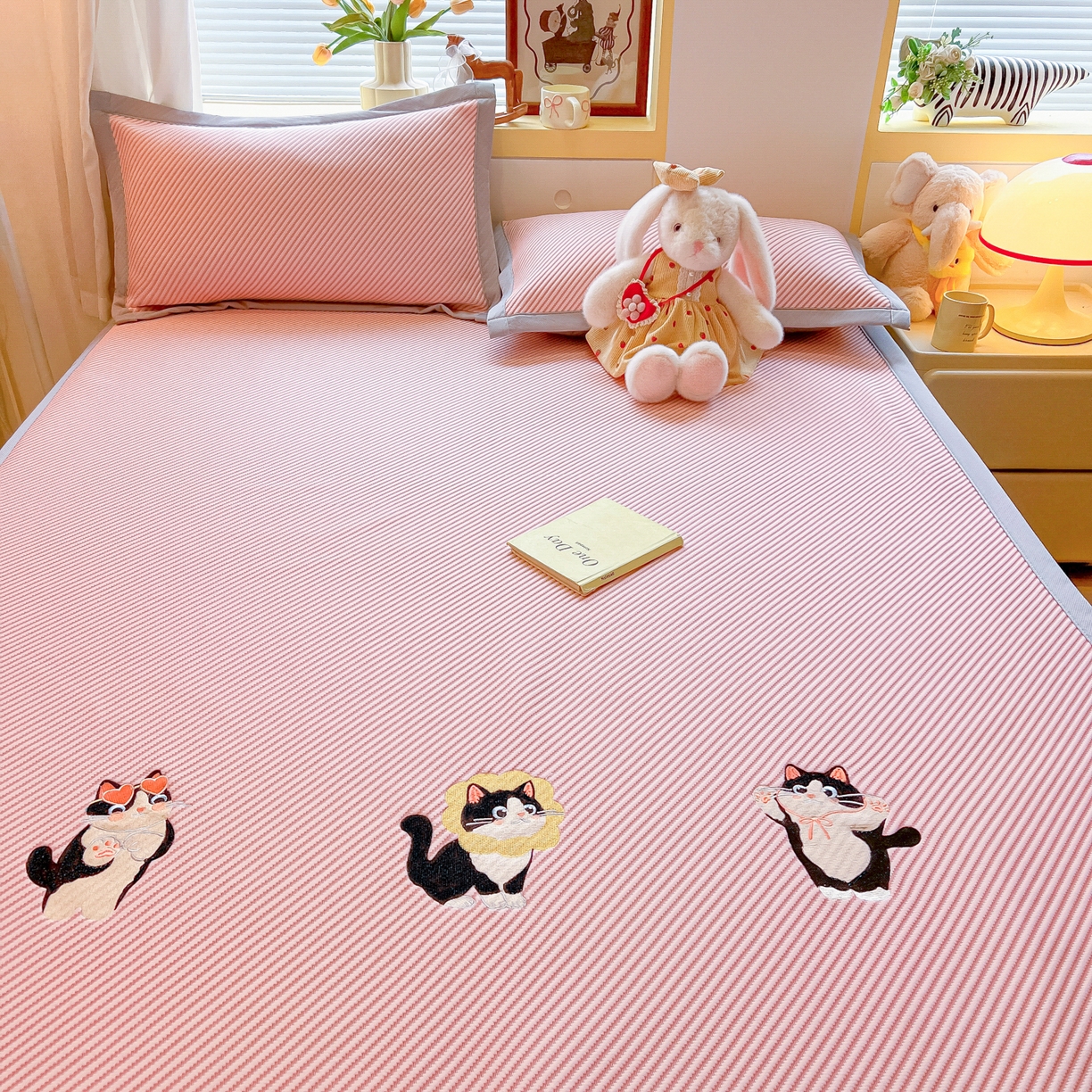91家纺网 家纺一手货源 找家纺 多乐家纺 2026新款PE提花斜纹凉感豆豆卡通刺绣大包边复合凉席 三只猫-可爱粉（床席款）