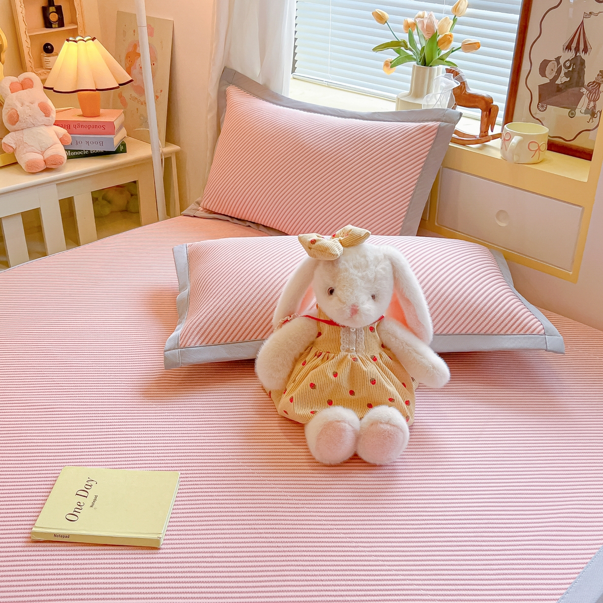 91家纺网 家纺一手货源 找家纺 多乐家纺 2026新款PE提花斜纹凉感豆豆卡通刺绣大包边复合凉席 三只猫-可爱粉（床席款）