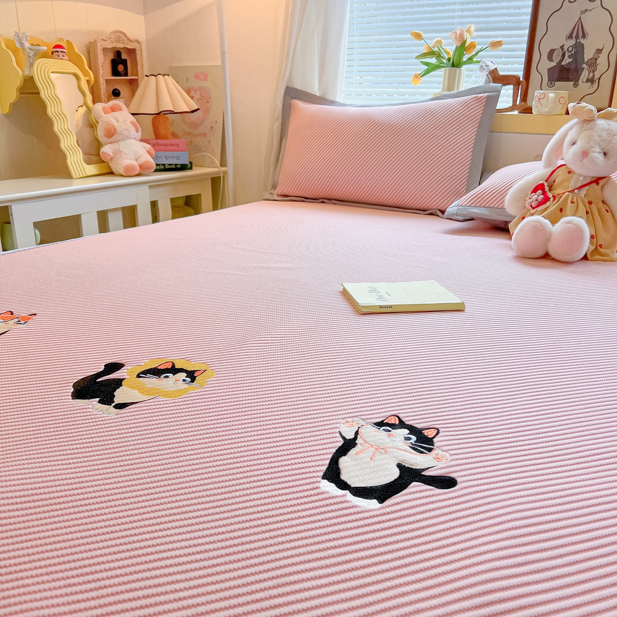 91家纺网 家纺一手货源 找家纺 多乐家纺 2026新款PE提花斜纹凉感豆豆卡通刺绣大包边复合凉席 三只猫-可爱粉（床席款）