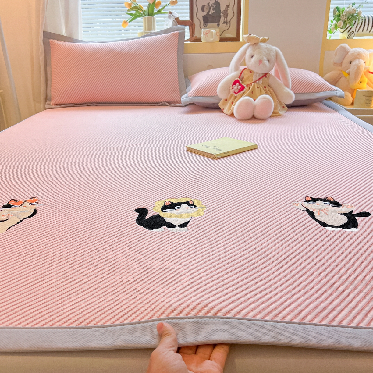 多乐家纺 2026新款PE提花斜纹凉感豆豆卡通刺绣大包边复合凉席 三只猫-可爱粉（床席款）