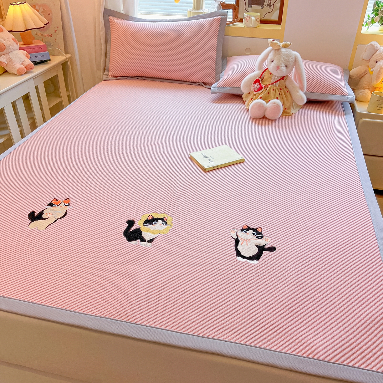 91家纺网 家纺一手货源 找家纺 多乐家纺 2026新款PE提花斜纹凉感豆豆卡通刺绣大包边复合凉席 三只猫-可爱粉（床席款）