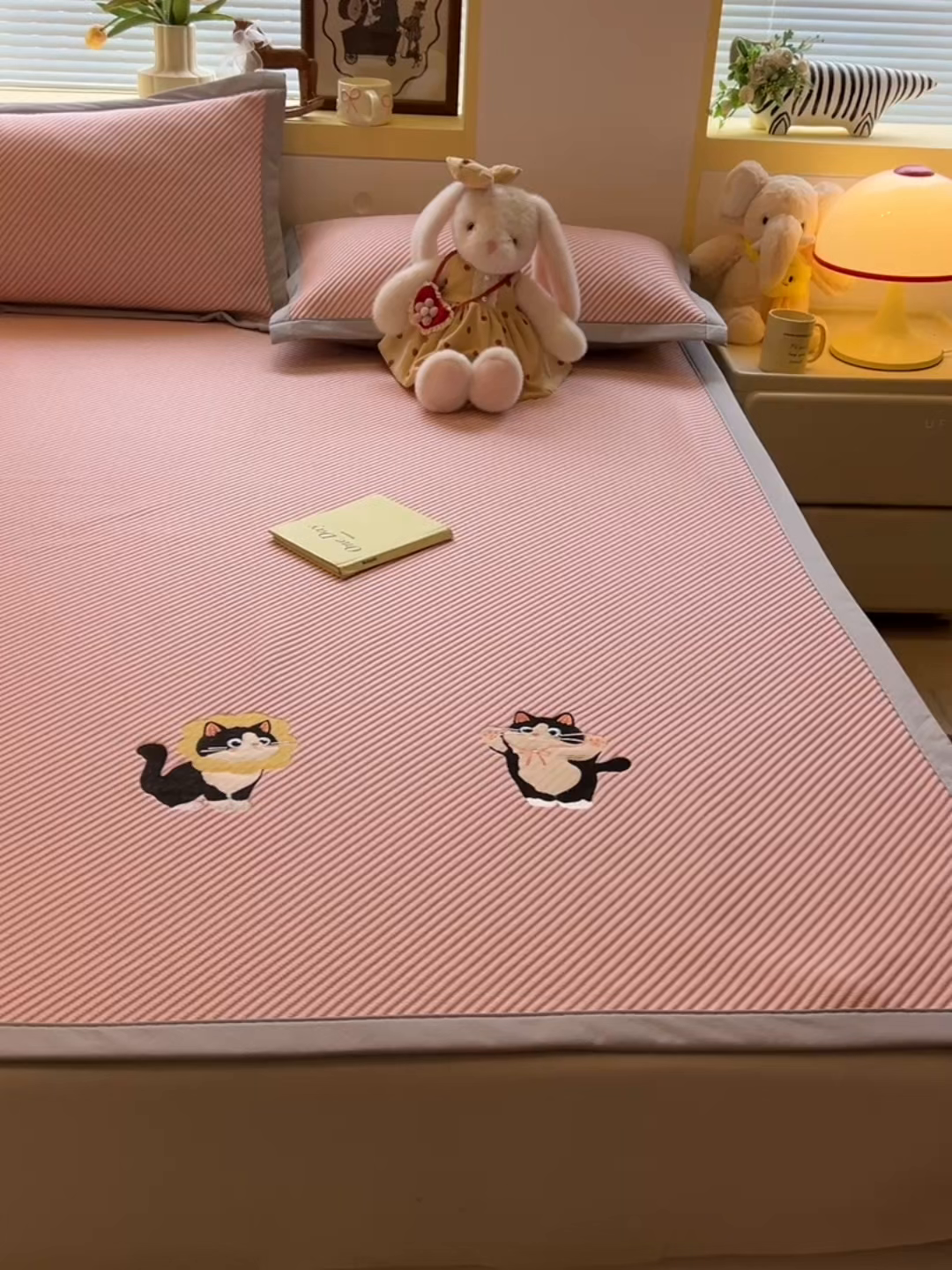 91家纺网 家纺一手货源 找家纺 多乐家纺 2026新款PE提花斜纹凉感豆豆卡通刺绣大包边复合凉席 三只猫-可爱粉（床席款）
