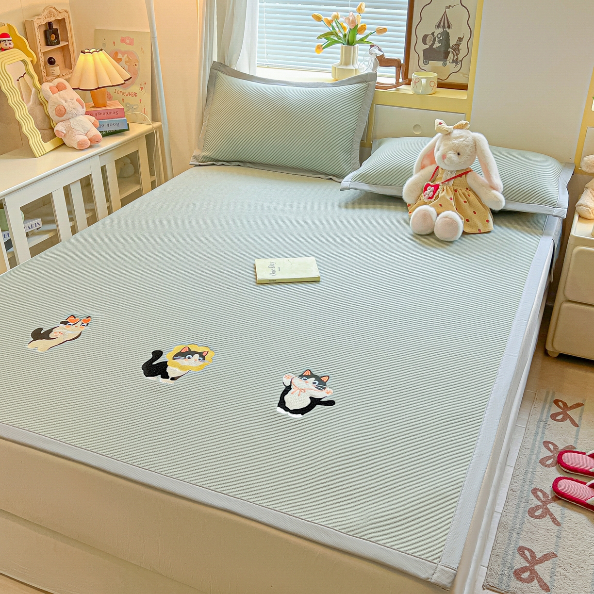 91家纺网 家纺一手货源 找家纺 多乐家纺 2026新款PE提花斜纹凉感豆豆卡通刺绣大包边复合凉席 三只猫-清新绿（床席款）