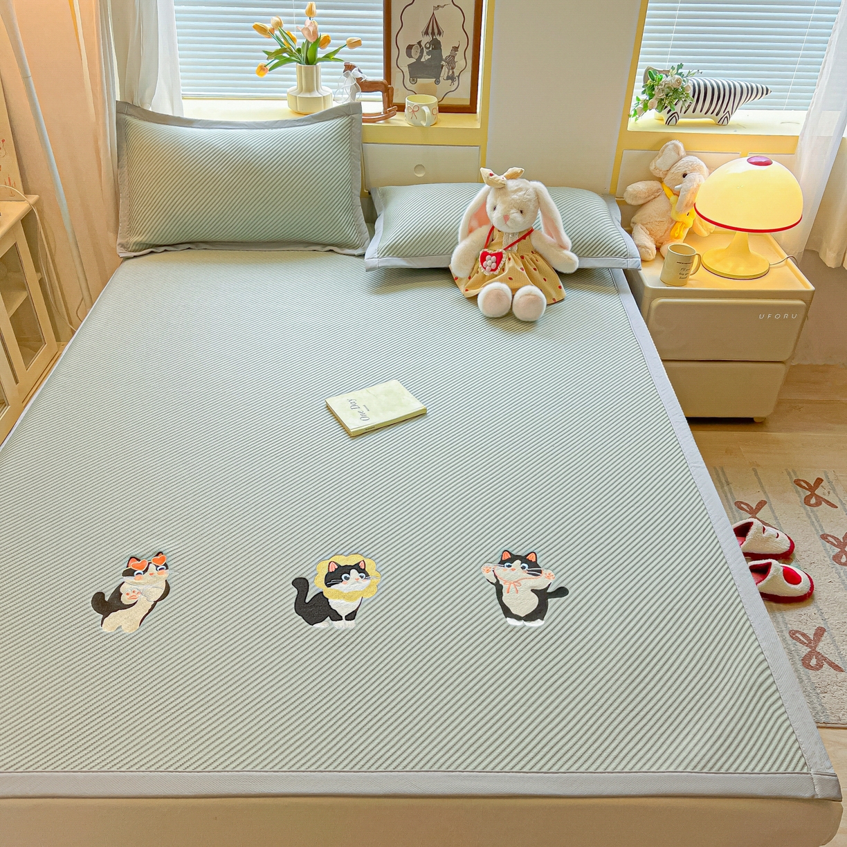 91家纺网 家纺一手货源 找家纺 多乐家纺 2026新款PE提花斜纹凉感豆豆卡通刺绣大包边复合凉席 三只猫-清新绿（床席款）