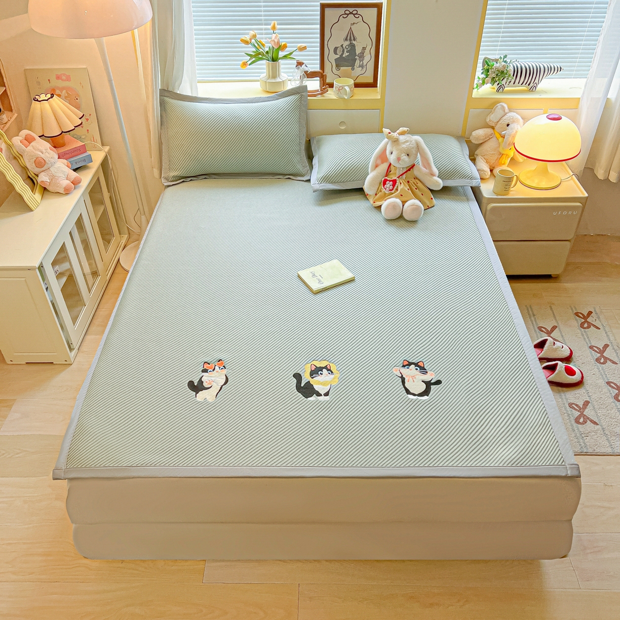 91家纺网 家纺一手货源 找家纺 多乐家纺 2026新款PE提花斜纹凉感豆豆卡通刺绣大包边复合凉席 三只猫-清新绿（床席款）