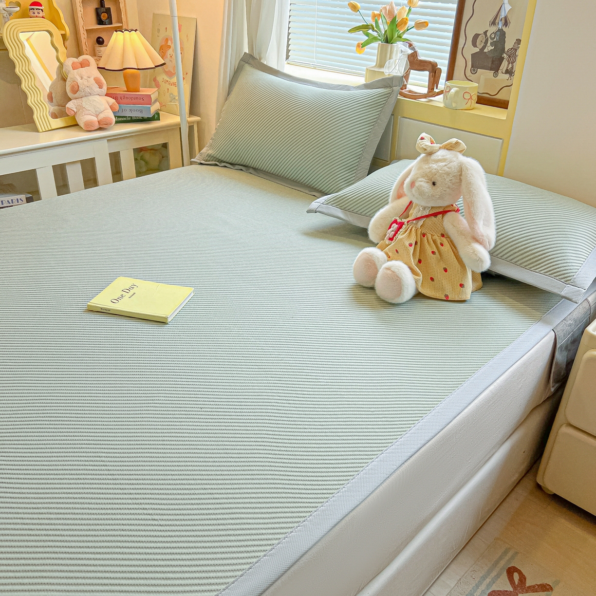 91家纺网 家纺一手货源 找家纺 多乐家纺 2026新款PE提花斜纹凉感豆豆卡通刺绣大包边复合凉席 三只猫-清新绿（床席款）