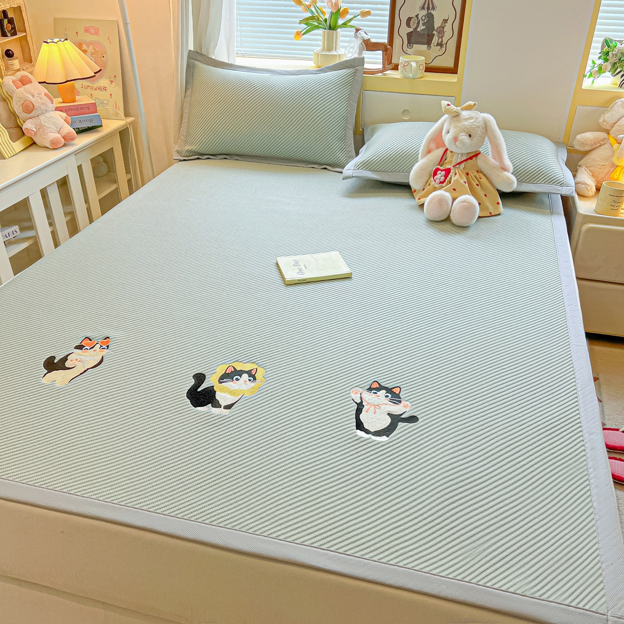 91家纺网 家纺一手货源 找家纺 多乐家纺 2026新款PE提花斜纹凉感豆豆卡通刺绣大包边复合凉席 三只猫-清新绿（床席款）