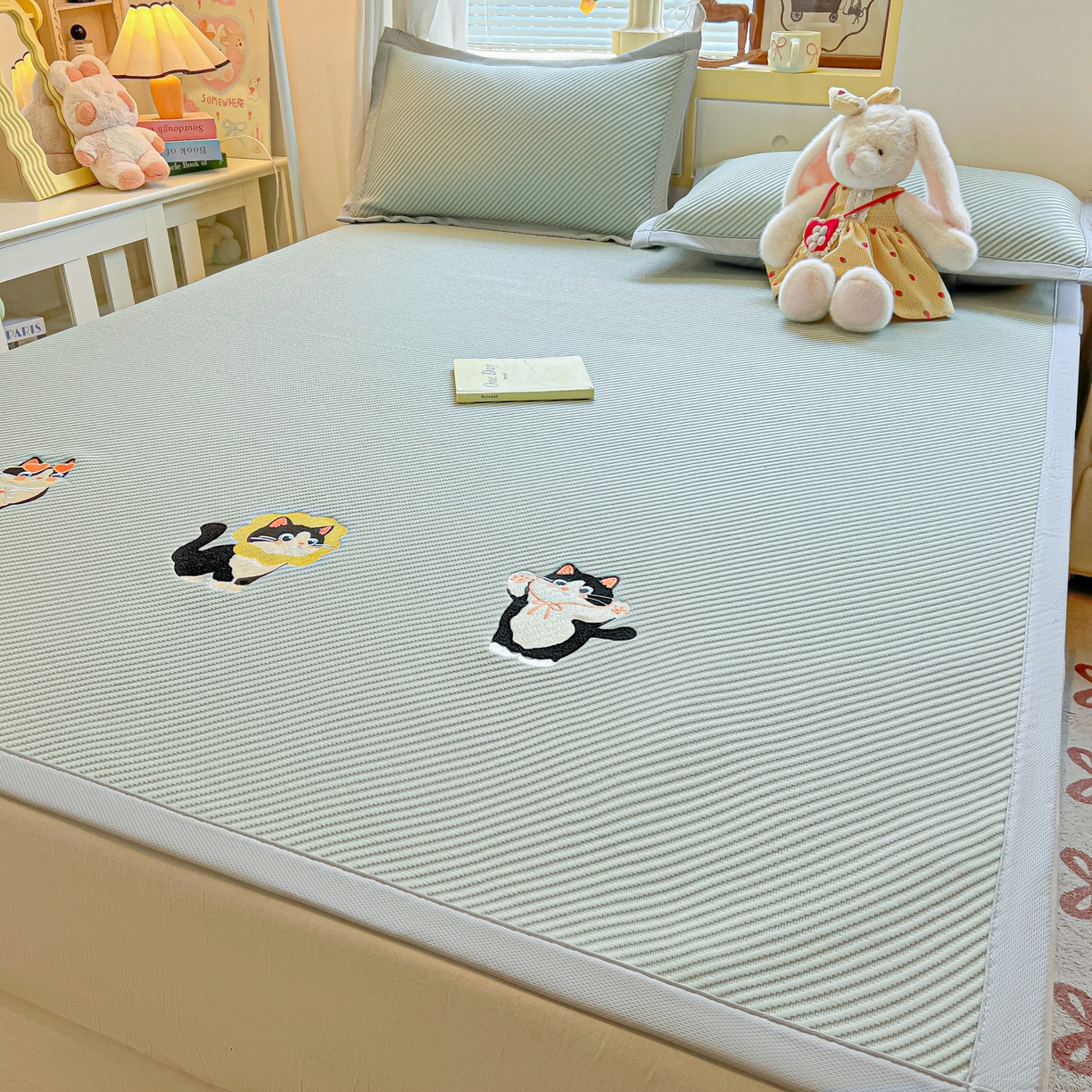 91家纺网 家纺一手货源 找家纺 多乐家纺 2026新款PE提花斜纹凉感豆豆卡通刺绣大包边复合凉席 三只猫-清新绿（床席款）