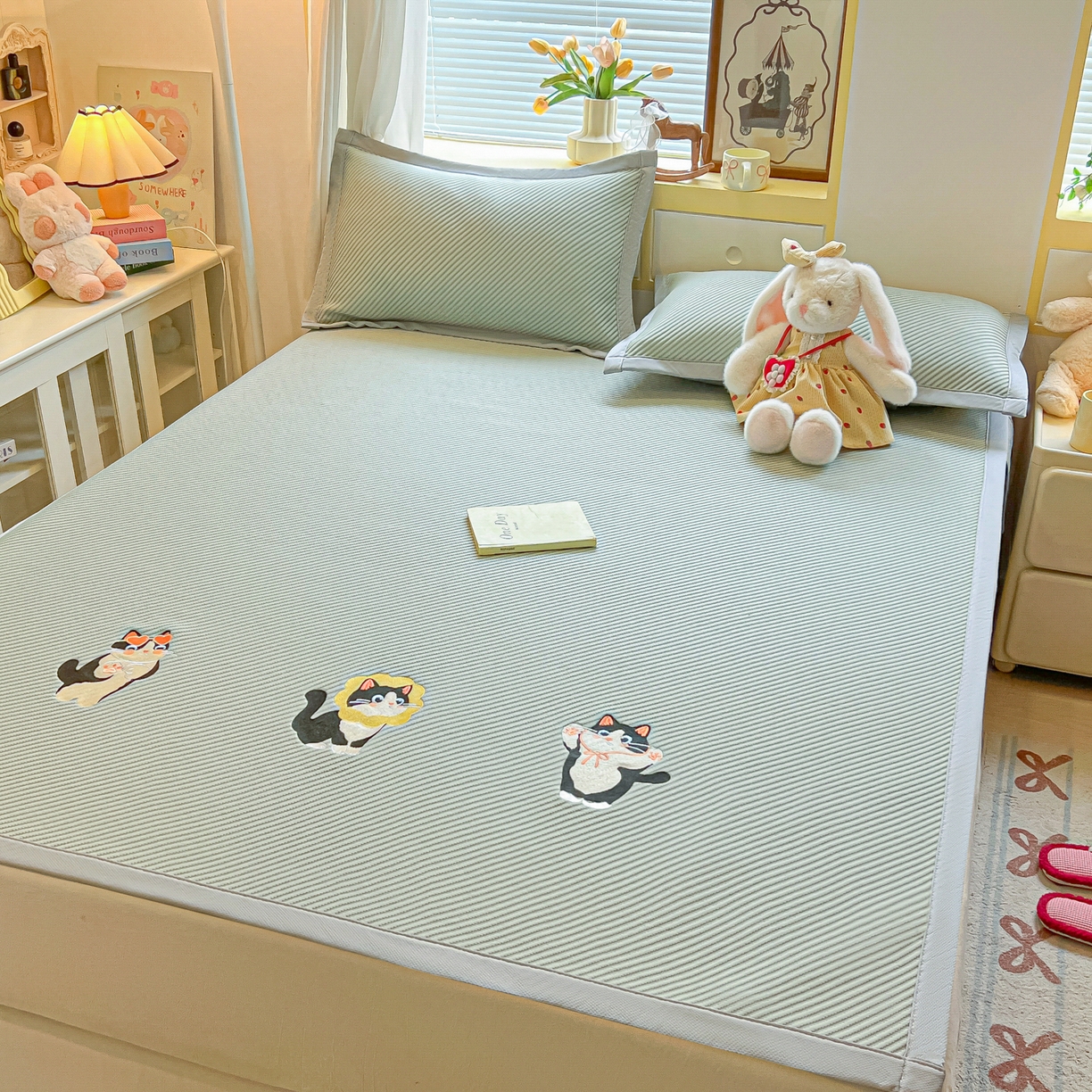 91家纺网 家纺一手货源 找家纺 多乐家纺 2026新款PE提花斜纹凉感豆豆卡通刺绣大包边复合凉席 三只猫-清新绿（床席款）