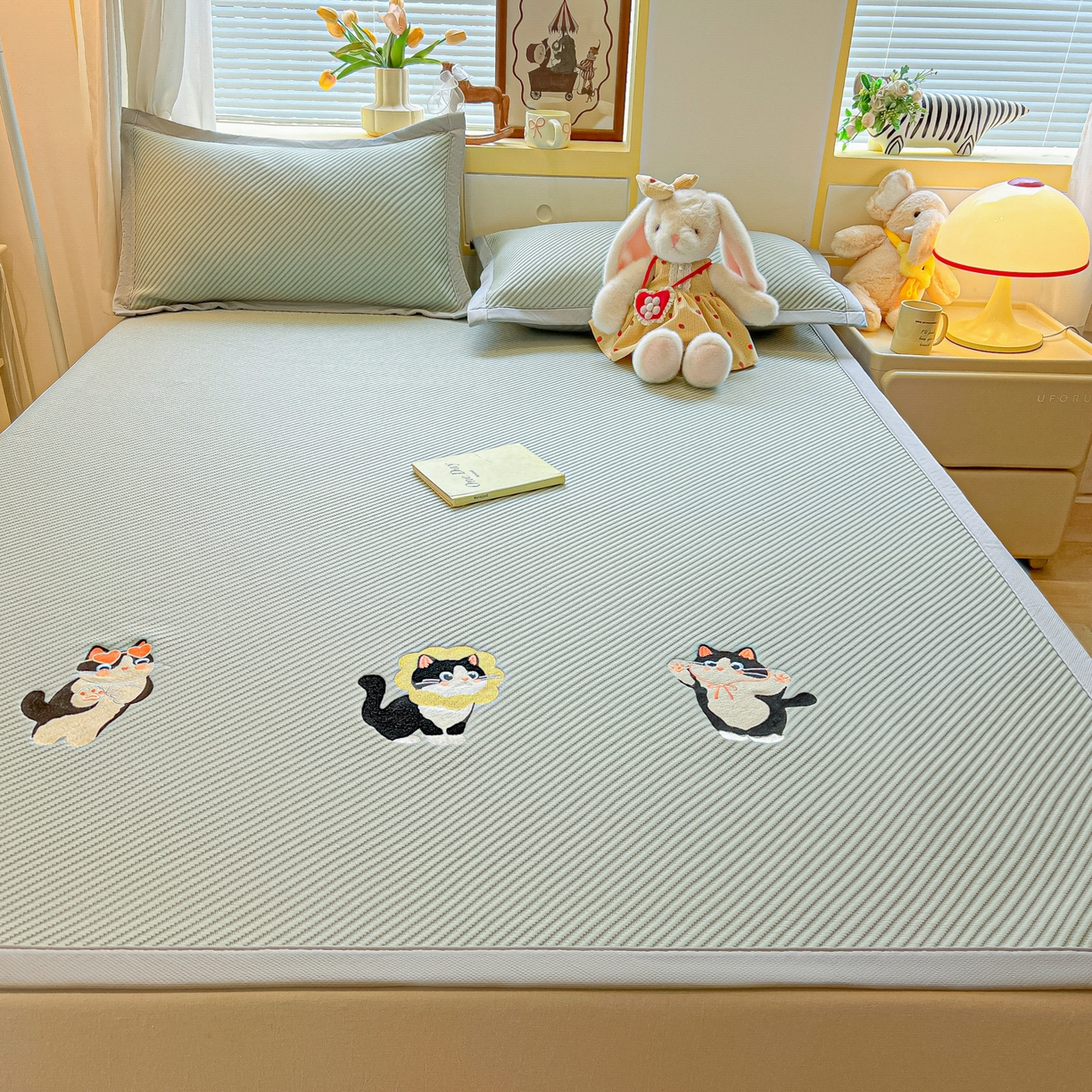 91家纺网 家纺一手货源 找家纺 多乐家纺 2026新款PE提花斜纹凉感豆豆卡通刺绣大包边复合凉席 三只猫-清新绿（床席款）