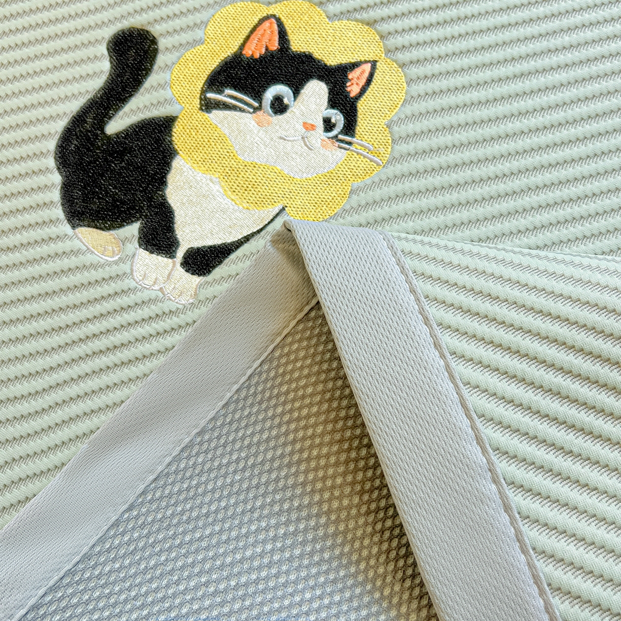 91家纺网 家纺一手货源 找家纺 多乐家纺 2026新款PE提花斜纹凉感豆豆卡通刺绣大包边复合凉席 三只猫-清新绿（床席款）