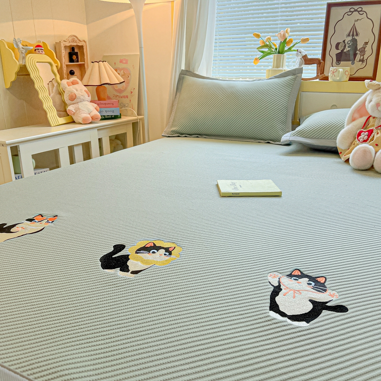 91家纺网 家纺一手货源 找家纺 多乐家纺 2026新款PE提花斜纹凉感豆豆卡通刺绣大包边复合凉席 三只猫-清新绿（床席款）