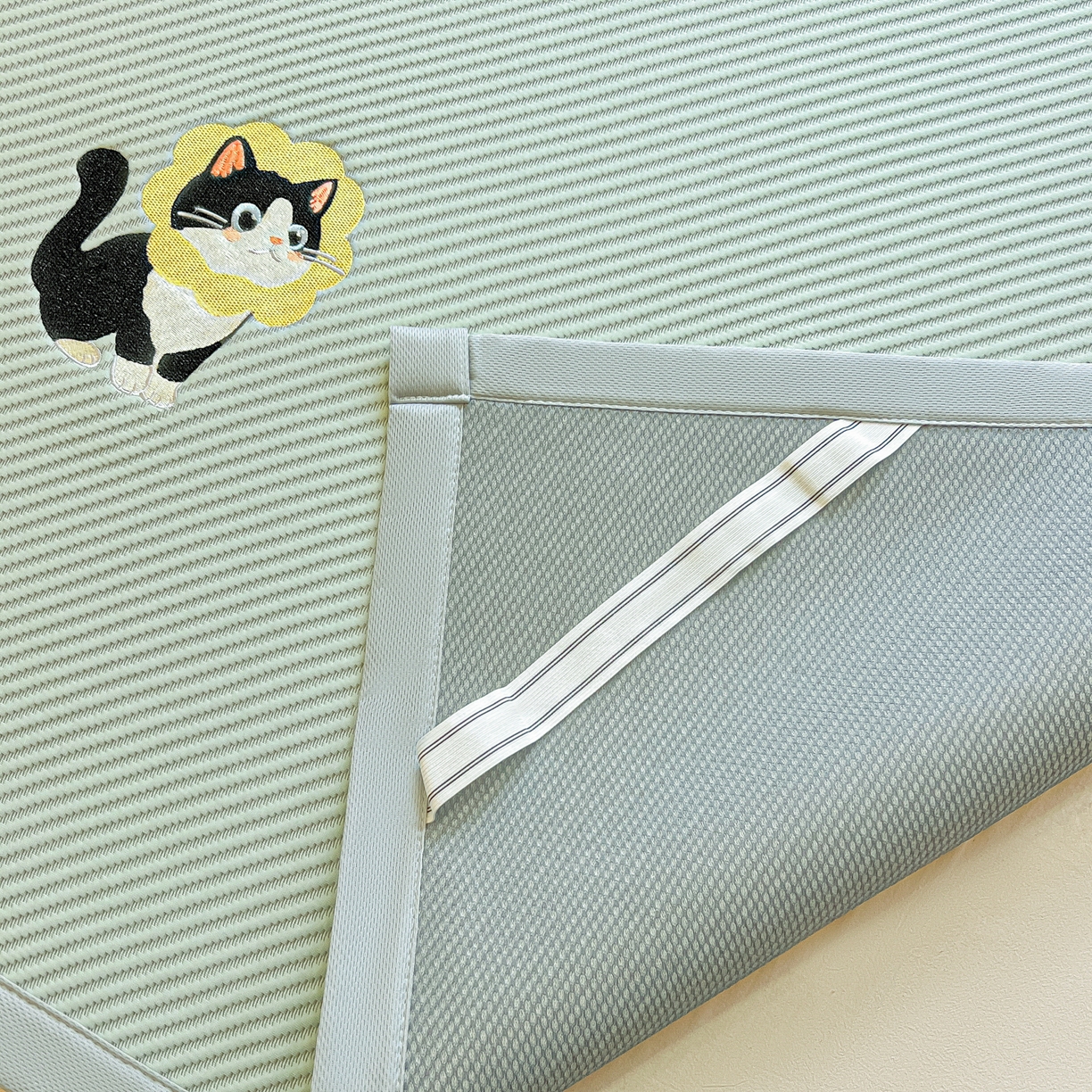 91家纺网 家纺一手货源 找家纺 多乐家纺 2026新款PE提花斜纹凉感豆豆卡通刺绣大包边复合凉席 三只猫-清新绿（床席款）