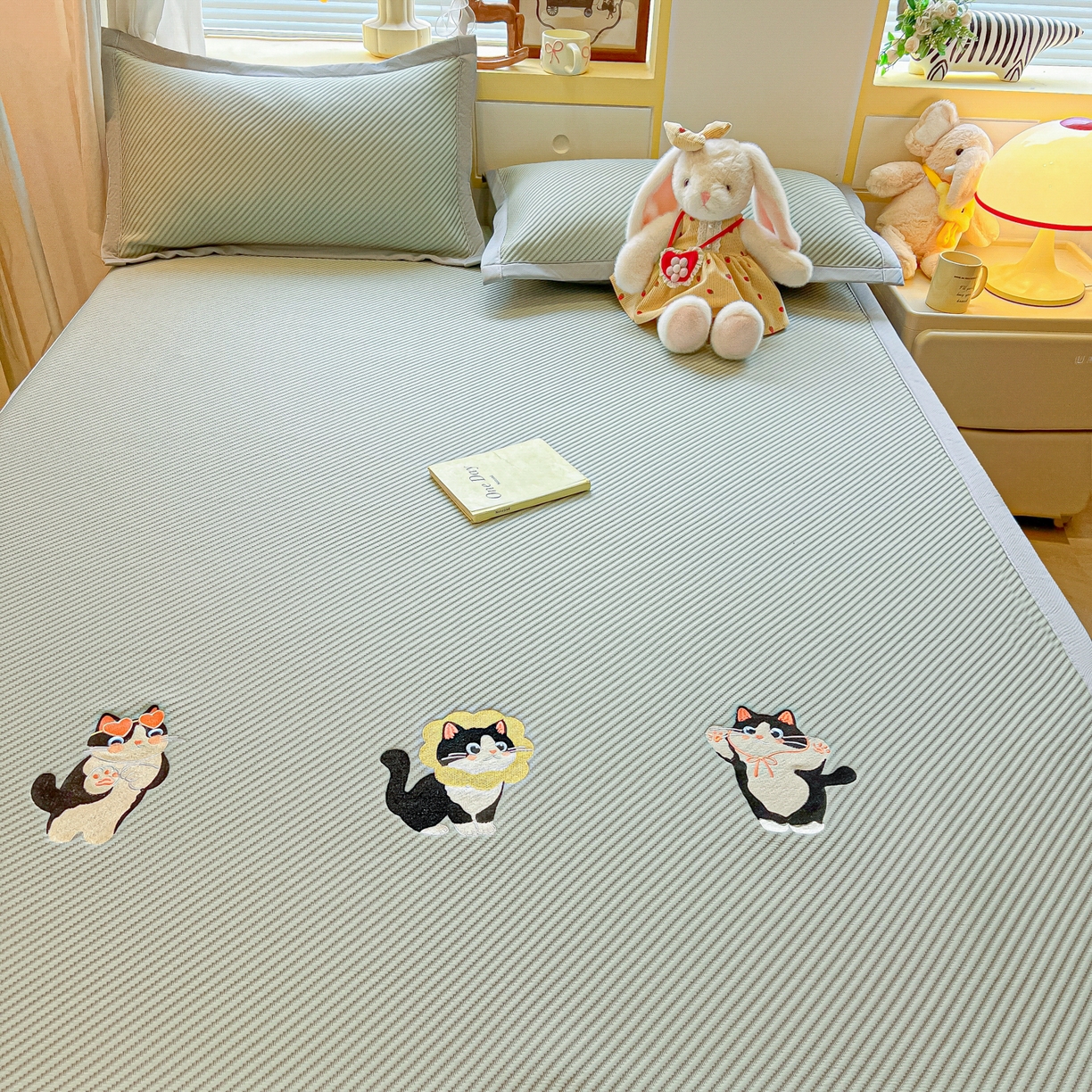 91家纺网 家纺一手货源 找家纺 多乐家纺 2026新款PE提花斜纹凉感豆豆卡通刺绣大包边复合凉席 三只猫-清新绿（床席款）