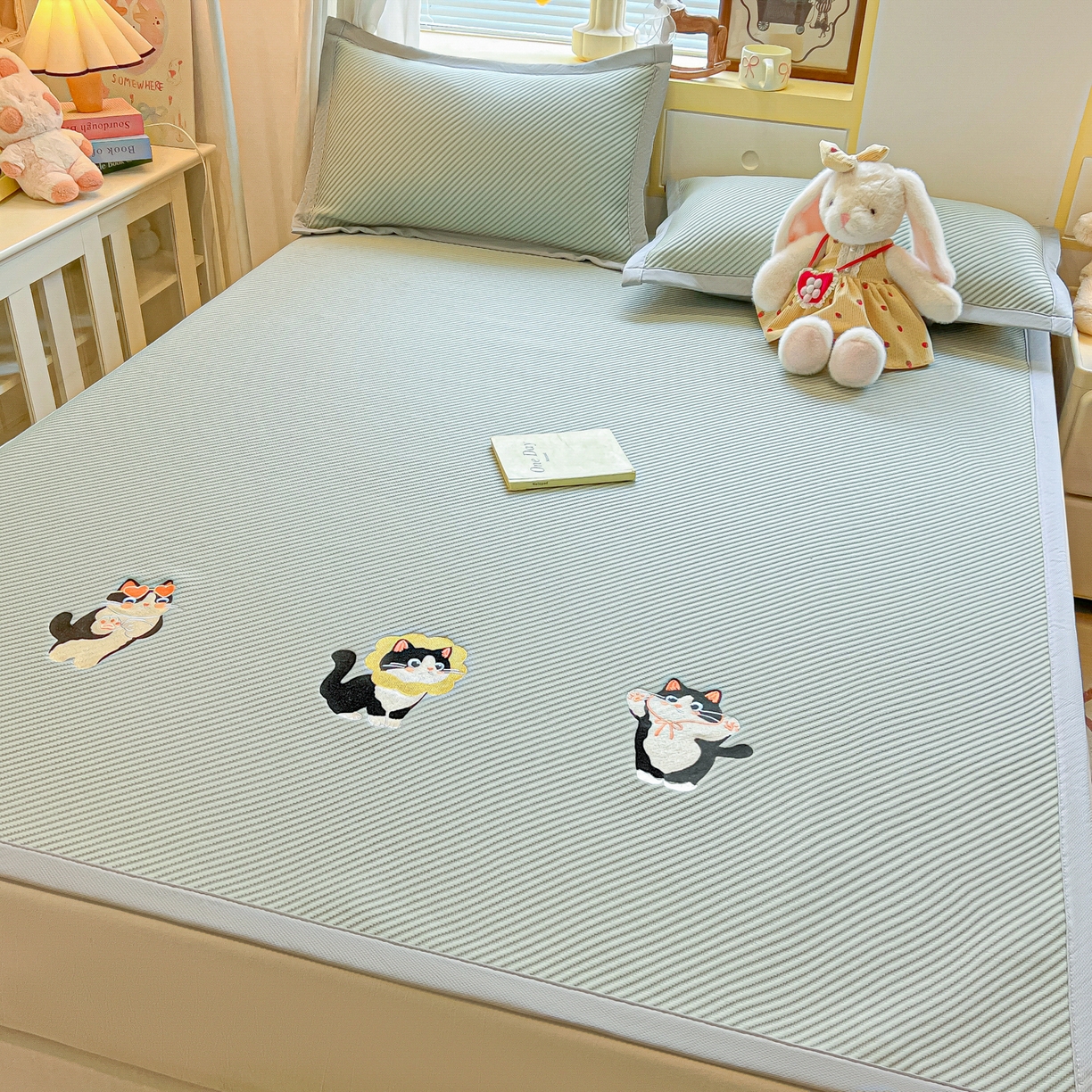91家纺网 家纺一手货源 找家纺 多乐家纺 2026新款PE提花斜纹凉感豆豆卡通刺绣大包边复合凉席 三只猫-清新绿（床席款）