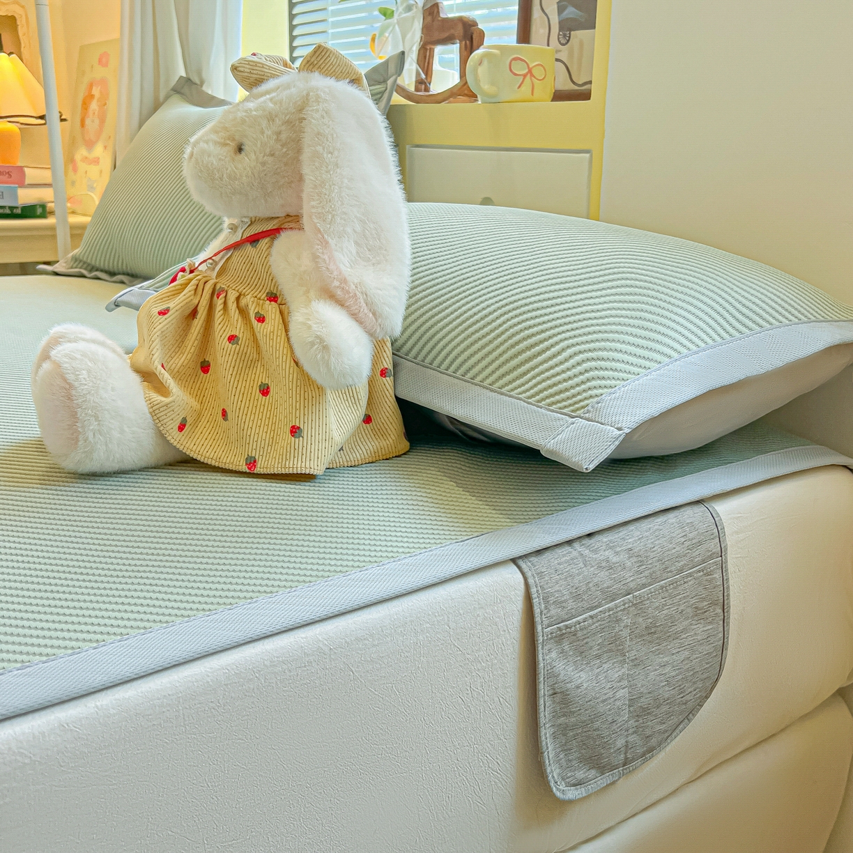 91家纺网 家纺一手货源 找家纺 多乐家纺 2026新款PE提花斜纹凉感豆豆卡通刺绣大包边复合凉席 三只猫-清新绿（床席款）