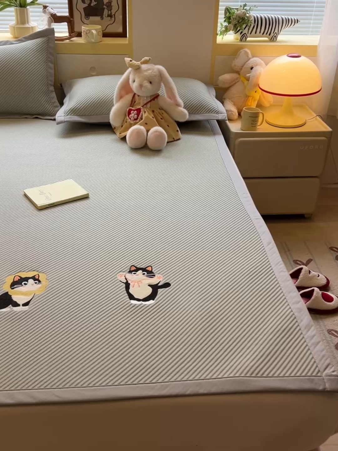 91家纺网 家纺一手货源 找家纺 多乐家纺 2026新款PE提花斜纹凉感豆豆卡通刺绣大包边复合凉席 三只猫-清新绿（床席款）