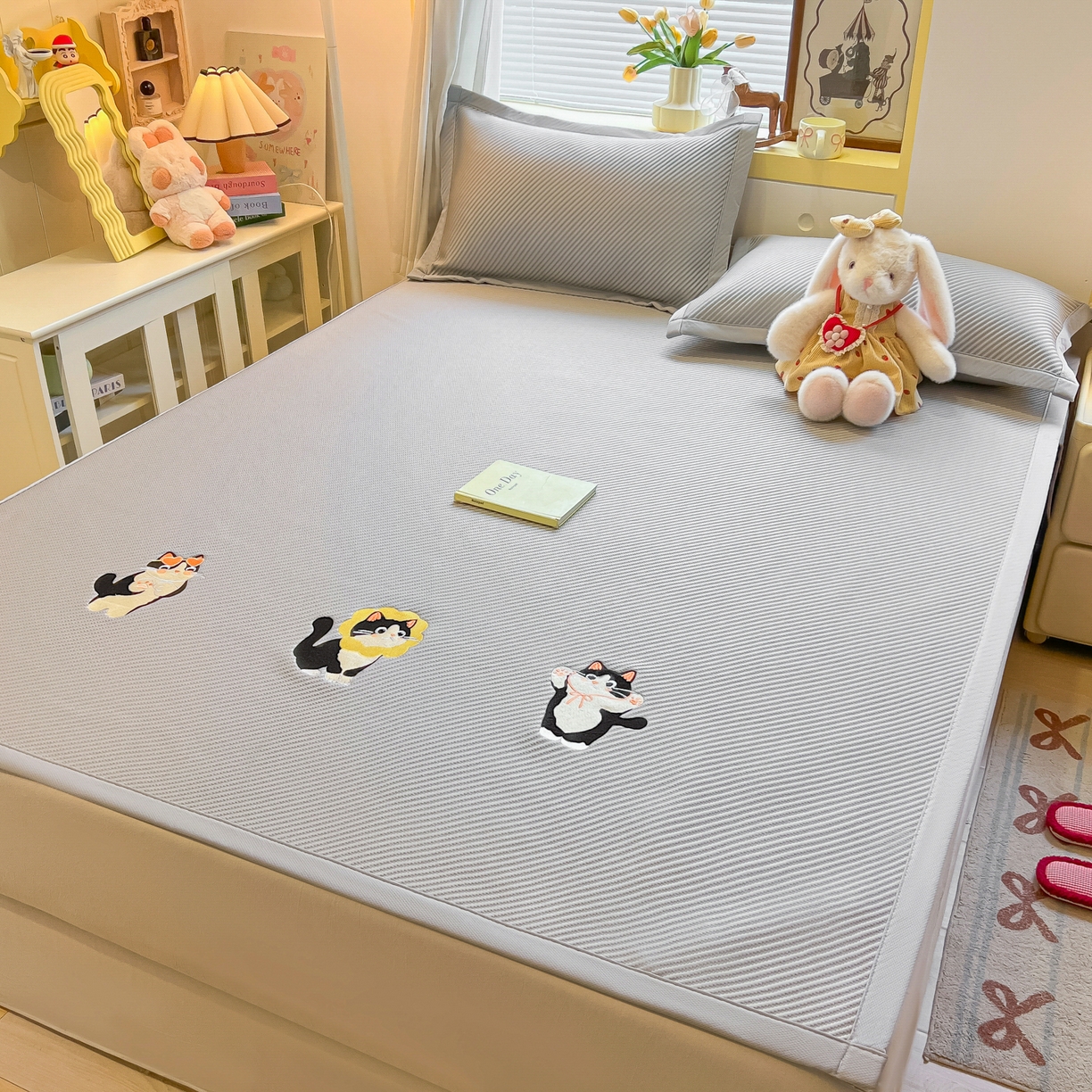 91家纺网 家纺一手货源 找家纺 多乐家纺 2026新款PE提花斜纹凉感豆豆卡通刺绣大包边复合凉席 三只猫-绅士灰（床席款）