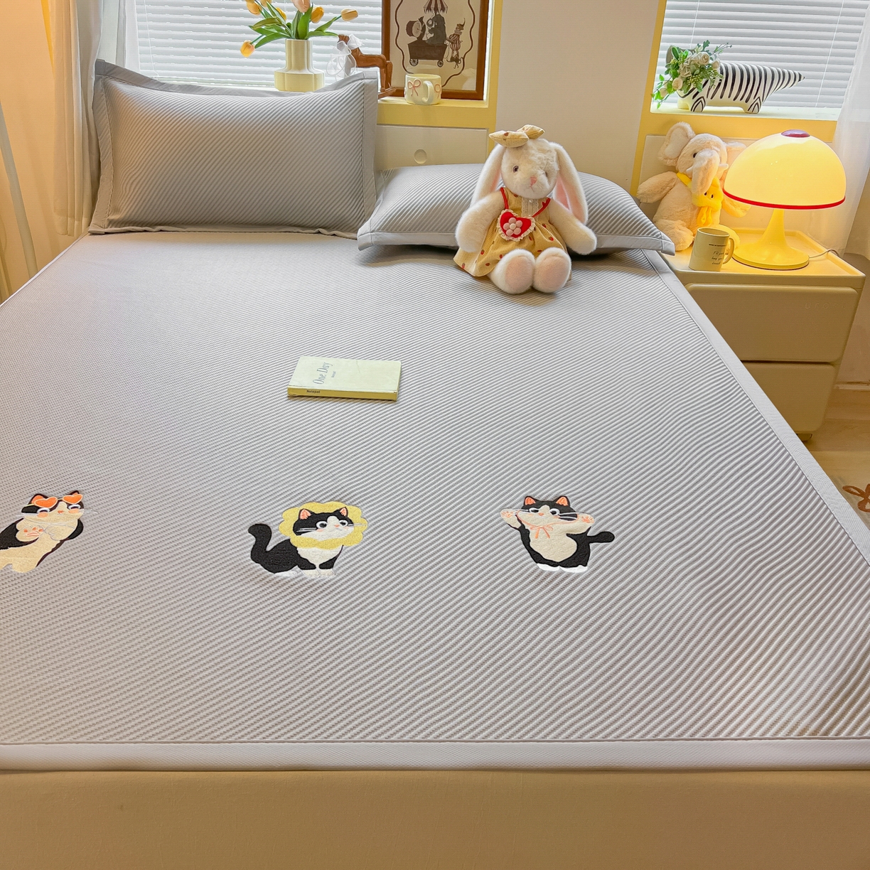 91家纺网 家纺一手货源 找家纺 多乐家纺 2026新款PE提花斜纹凉感豆豆卡通刺绣大包边复合凉席 三只猫-绅士灰（床席款）