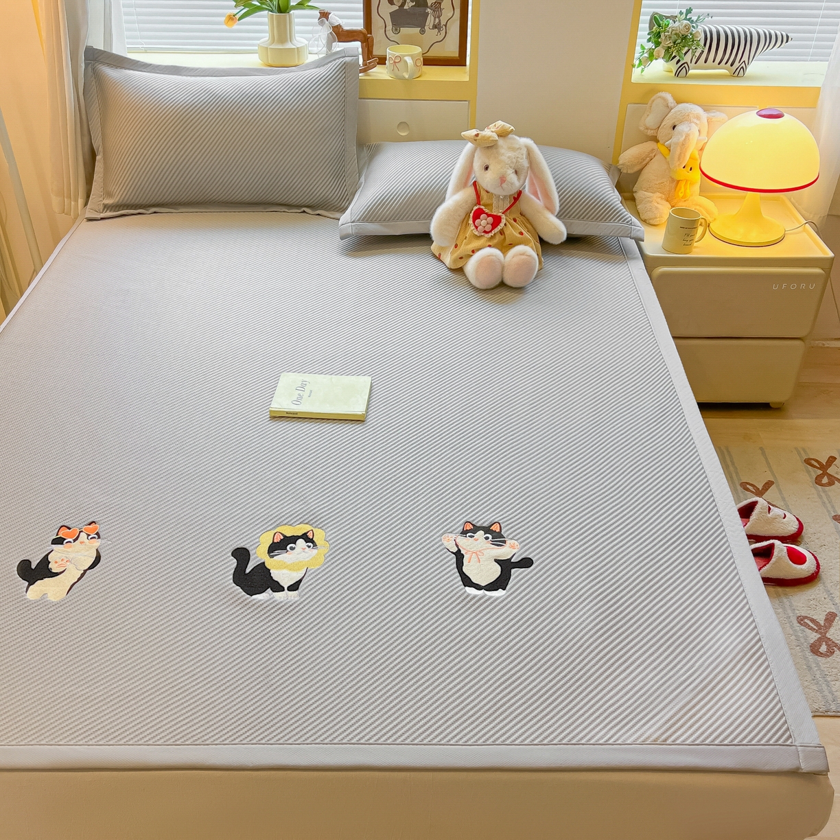 91家纺网 家纺一手货源 找家纺 多乐家纺 2026新款PE提花斜纹凉感豆豆卡通刺绣大包边复合凉席 三只猫-绅士灰（床席款）