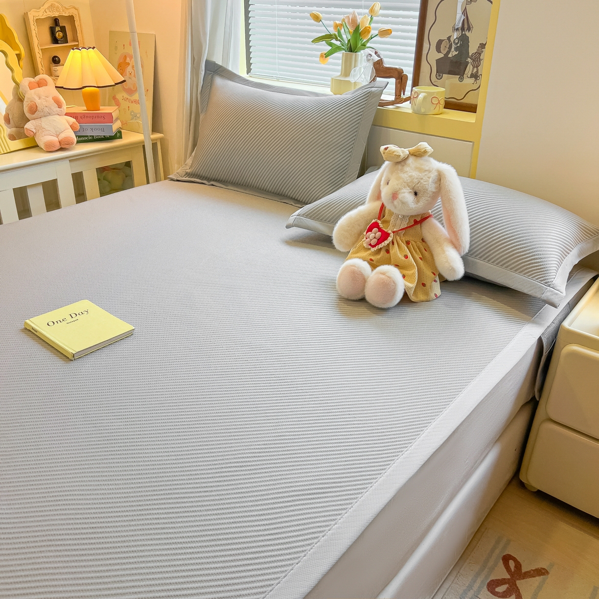 91家纺网 家纺一手货源 找家纺 多乐家纺 2026新款PE提花斜纹凉感豆豆卡通刺绣大包边复合凉席 三只猫-绅士灰（床席款）