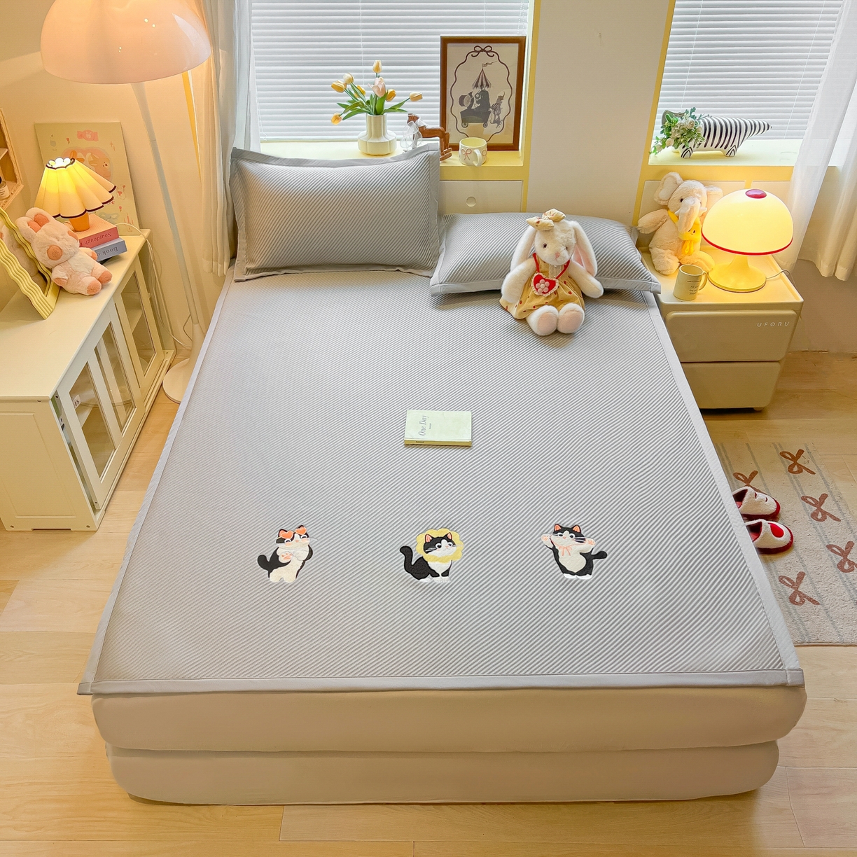 91家纺网 家纺一手货源 找家纺 多乐家纺 2026新款PE提花斜纹凉感豆豆卡通刺绣大包边复合凉席 三只猫-绅士灰（床席款）