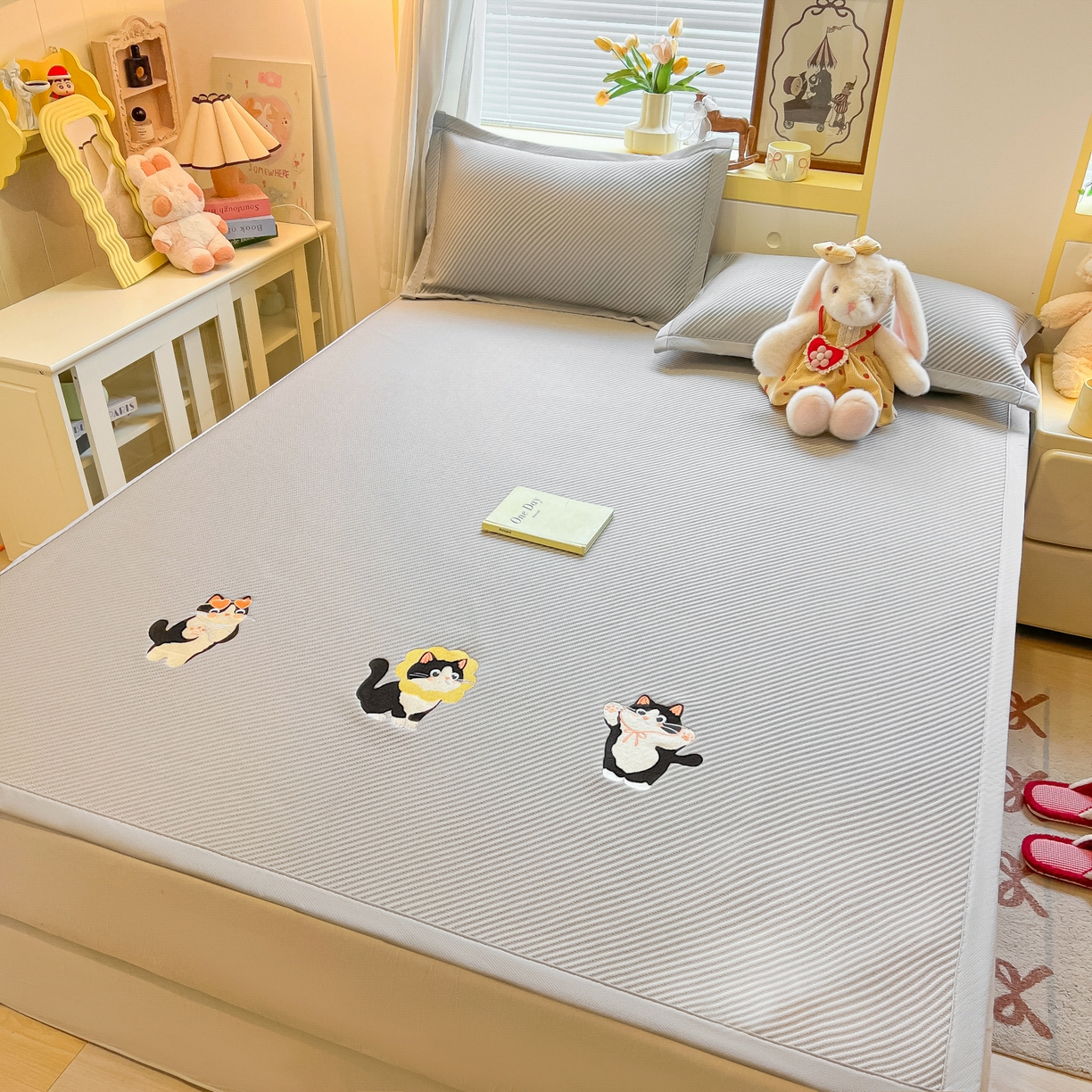 91家纺网 家纺一手货源 找家纺 多乐家纺 2026新款PE提花斜纹凉感豆豆卡通刺绣大包边复合凉席 三只猫-绅士灰（床席款）