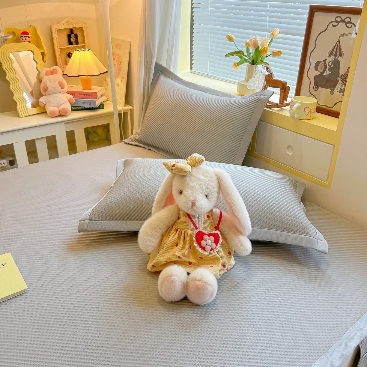 91家纺网 家纺一手货源 找家纺 多乐家纺 2026新款PE提花斜纹凉感豆豆卡通刺绣大包边复合凉席 三只猫-绅士灰（床席款）