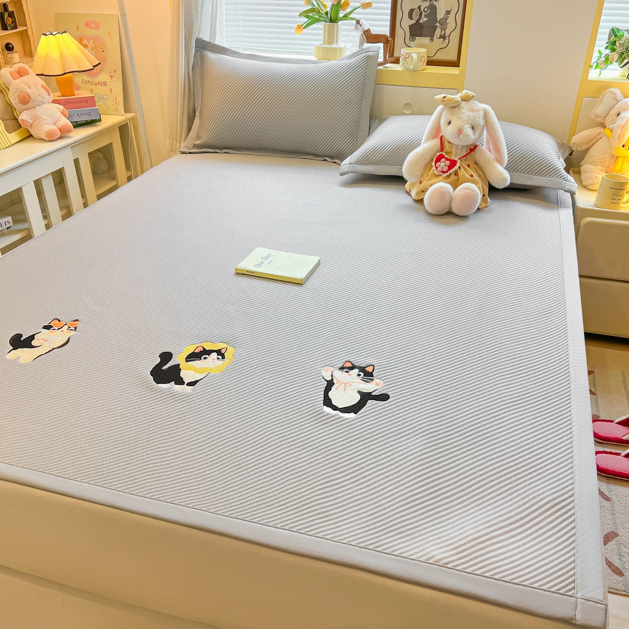 91家纺网 家纺一手货源 找家纺 多乐家纺 2026新款PE提花斜纹凉感豆豆卡通刺绣大包边复合凉席 三只猫-绅士灰（床席款）