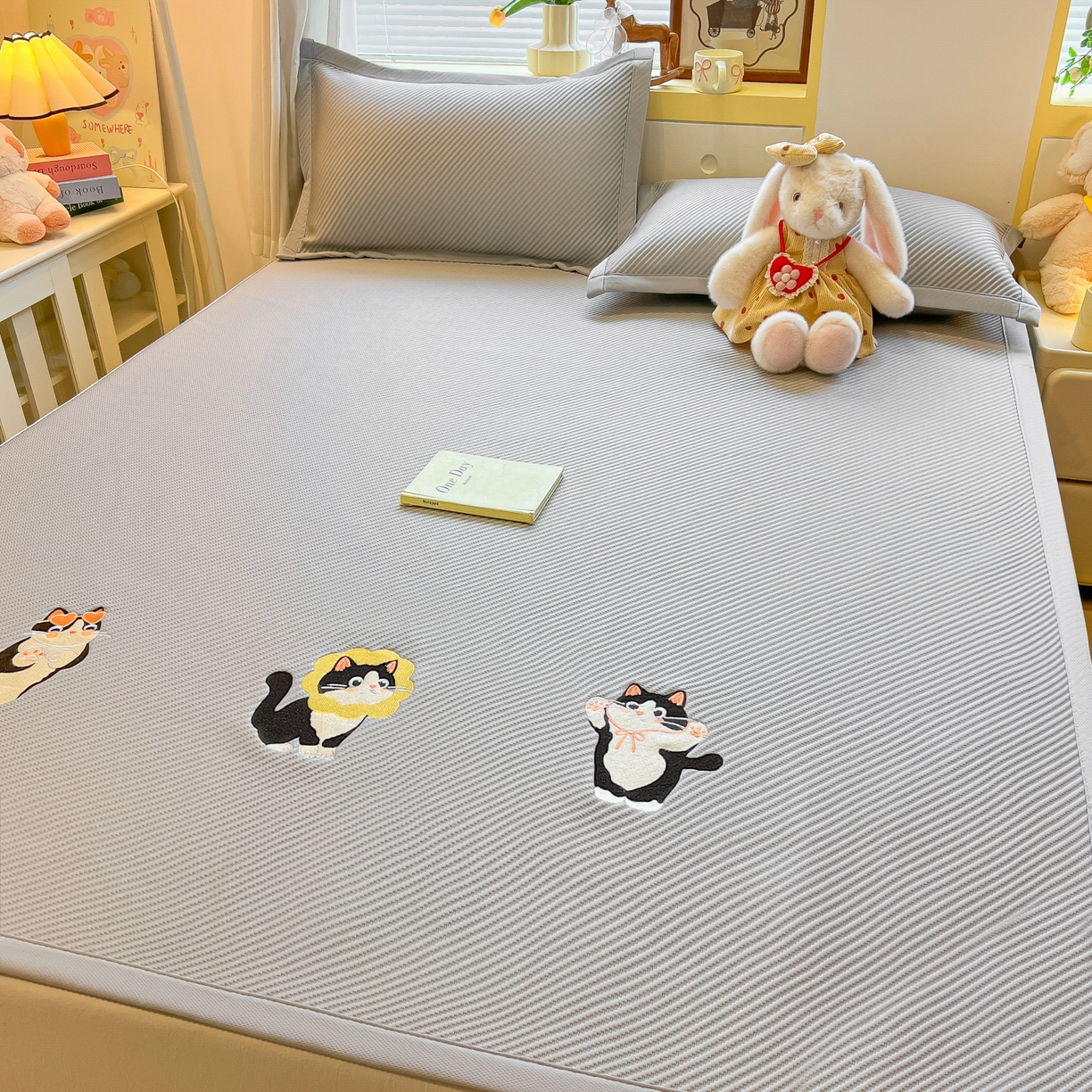 91家纺网 家纺一手货源 找家纺 多乐家纺 2026新款PE提花斜纹凉感豆豆卡通刺绣大包边复合凉席 三只猫-绅士灰（床席款）