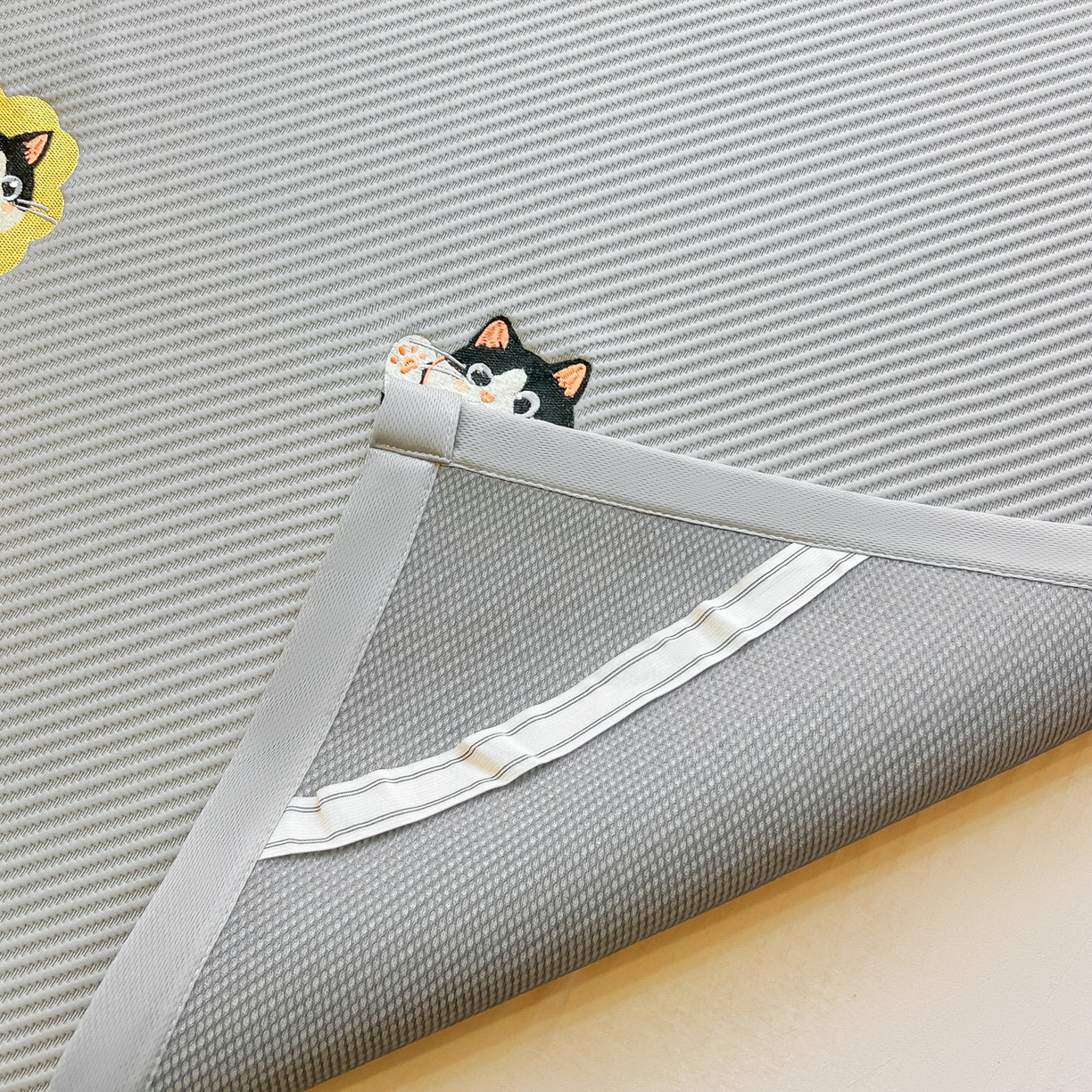 91家纺网 家纺一手货源 找家纺 多乐家纺 2026新款PE提花斜纹凉感豆豆卡通刺绣大包边复合凉席 三只猫-绅士灰（床席款）