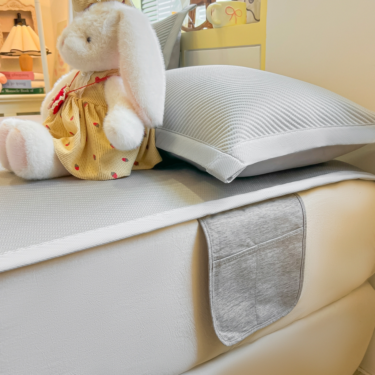 91家纺网 家纺一手货源 找家纺 多乐家纺 2026新款PE提花斜纹凉感豆豆卡通刺绣大包边复合凉席 三只猫-绅士灰（床席款）