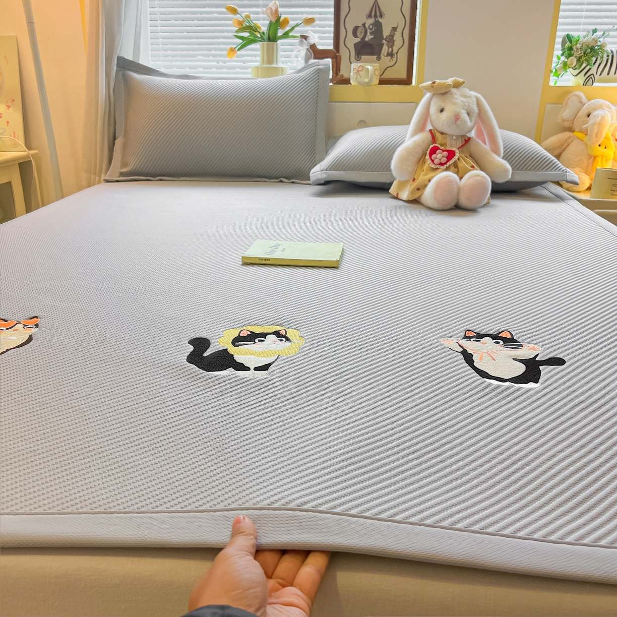 多乐家纺 2026新款PE提花斜纹凉感豆豆卡通刺绣大包边复合凉席 三只猫-绅士灰（床席款）