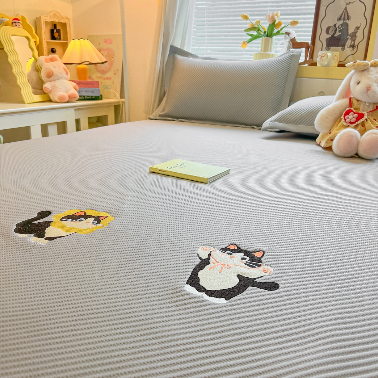 91家纺网 家纺一手货源 找家纺 多乐家纺 2026新款PE提花斜纹凉感豆豆卡通刺绣大包边复合凉席 三只猫-绅士灰（床席款）