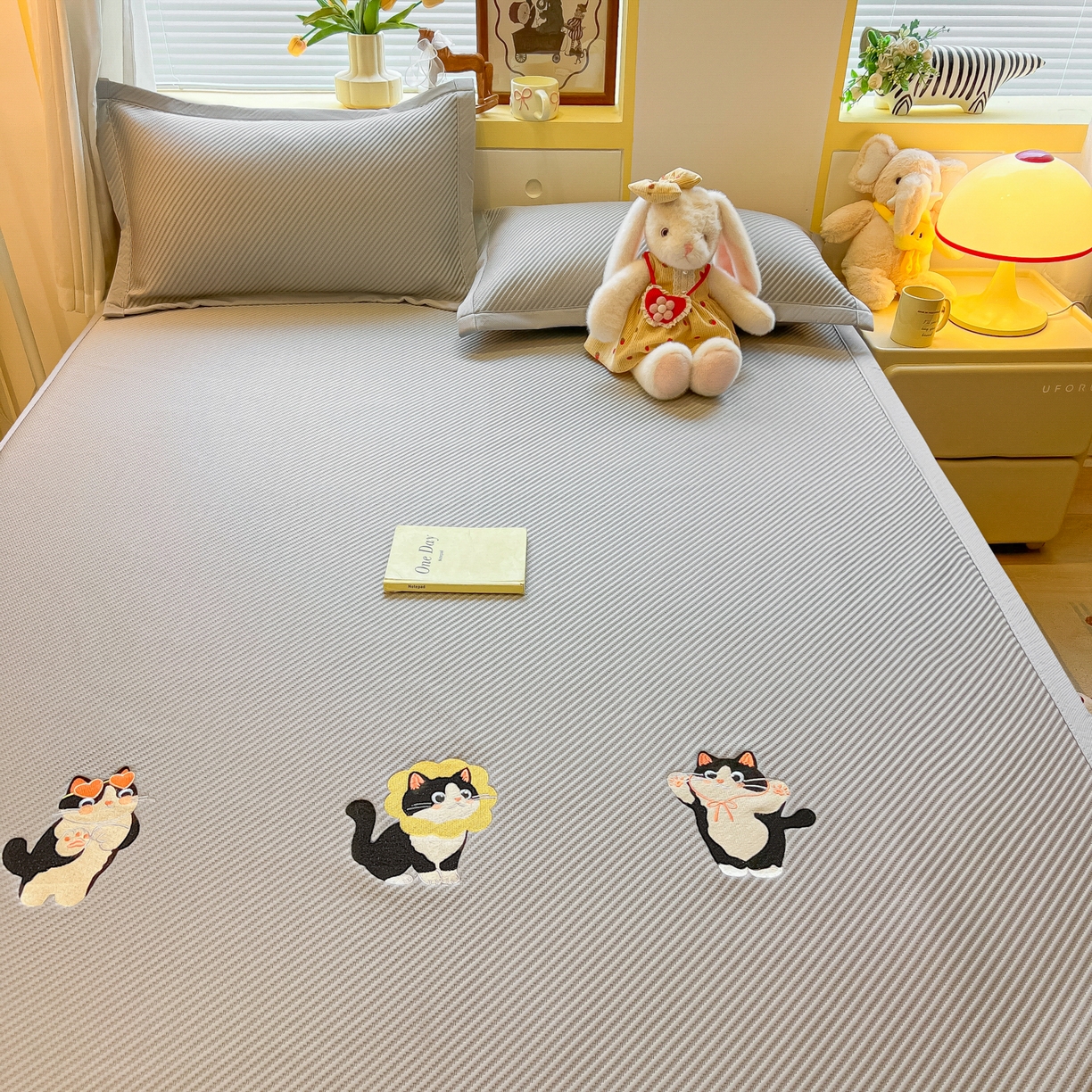 91家纺网 家纺一手货源 找家纺 多乐家纺 2026新款PE提花斜纹凉感豆豆卡通刺绣大包边复合凉席 三只猫-绅士灰（床席款）
