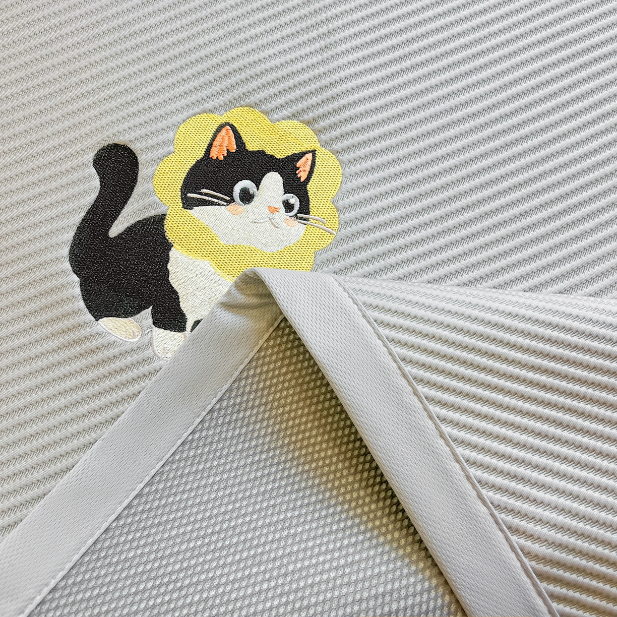 91家纺网 家纺一手货源 找家纺 多乐家纺 2026新款PE提花斜纹凉感豆豆卡通刺绣大包边复合凉席 三只猫-绅士灰（床席款）