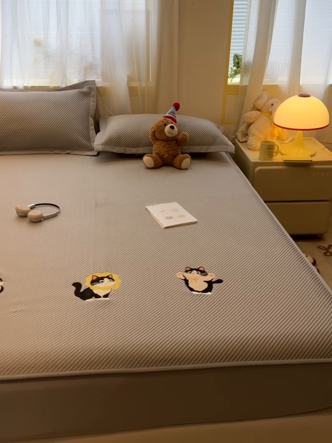 91家纺网 家纺一手货源 找家纺 多乐家纺 2026新款PE提花斜纹凉感豆豆卡通刺绣大包边复合凉席 三只猫-绅士灰（床席款）