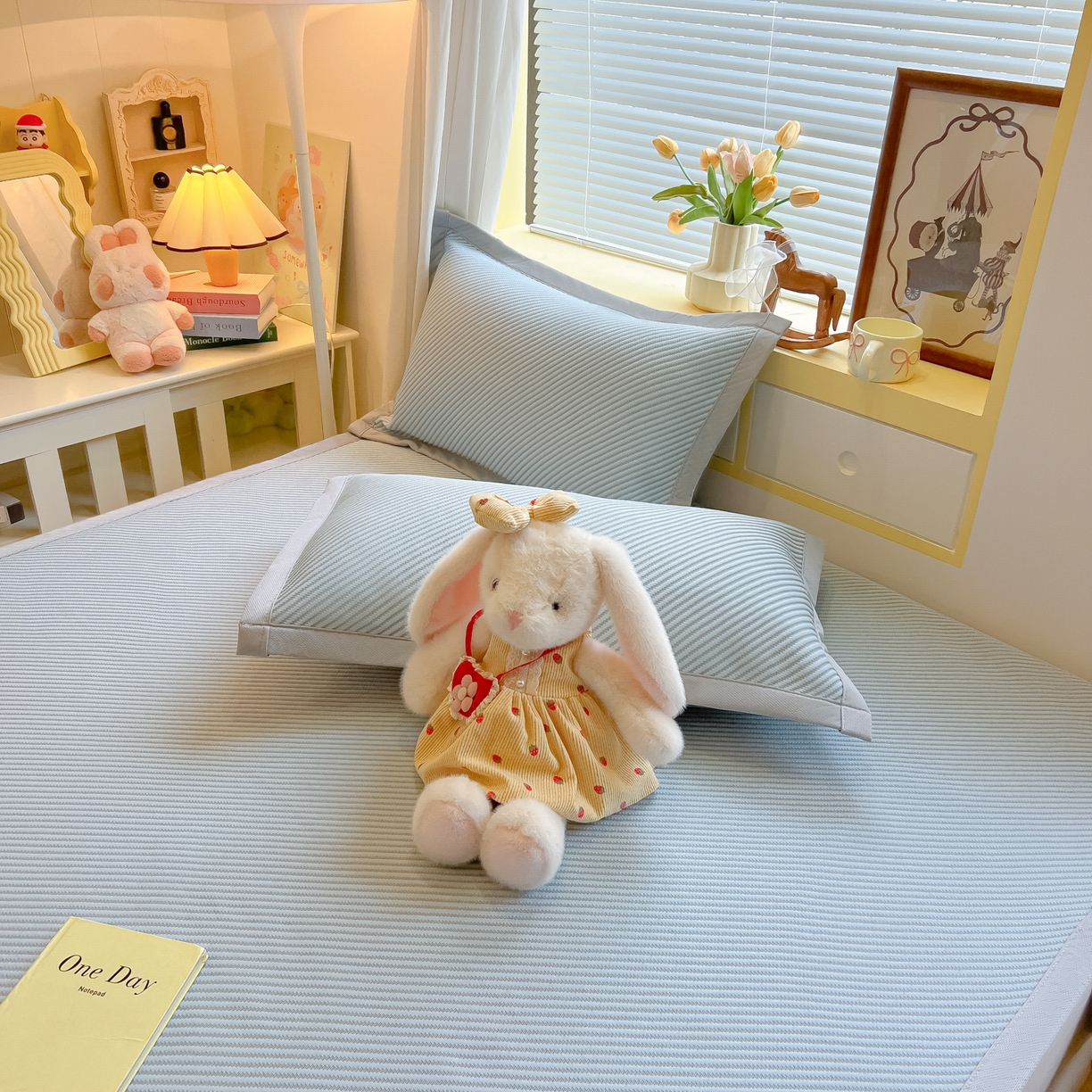 91家纺网 家纺一手货源 找家纺 多乐家纺 2026新款PE提花斜纹凉感豆豆卡通刺绣大包边复合凉席 三只猫-天空蓝（床席款）