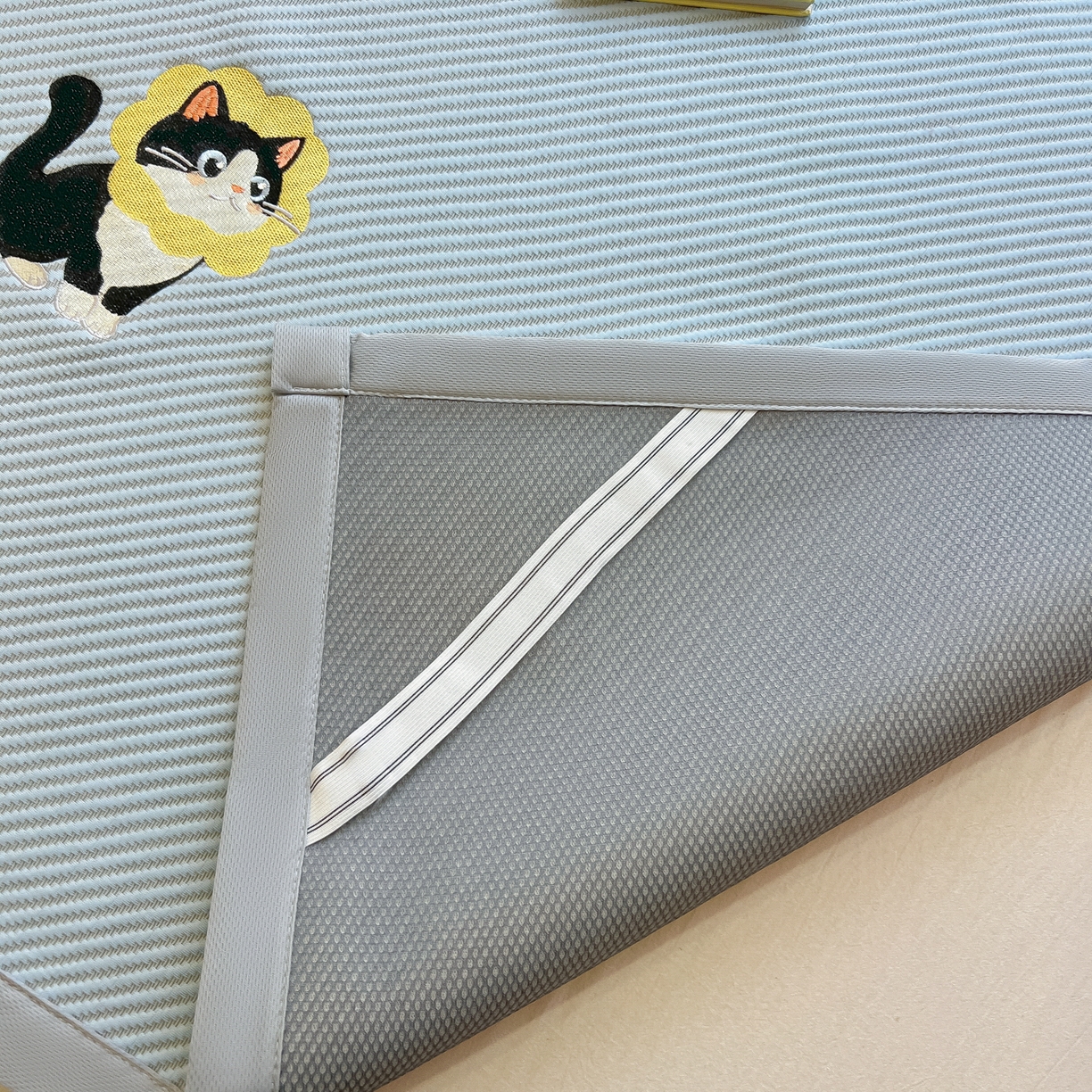 91家纺网 家纺一手货源 找家纺 多乐家纺 2026新款PE提花斜纹凉感豆豆卡通刺绣大包边复合凉席 三只猫-天空蓝（床席款）