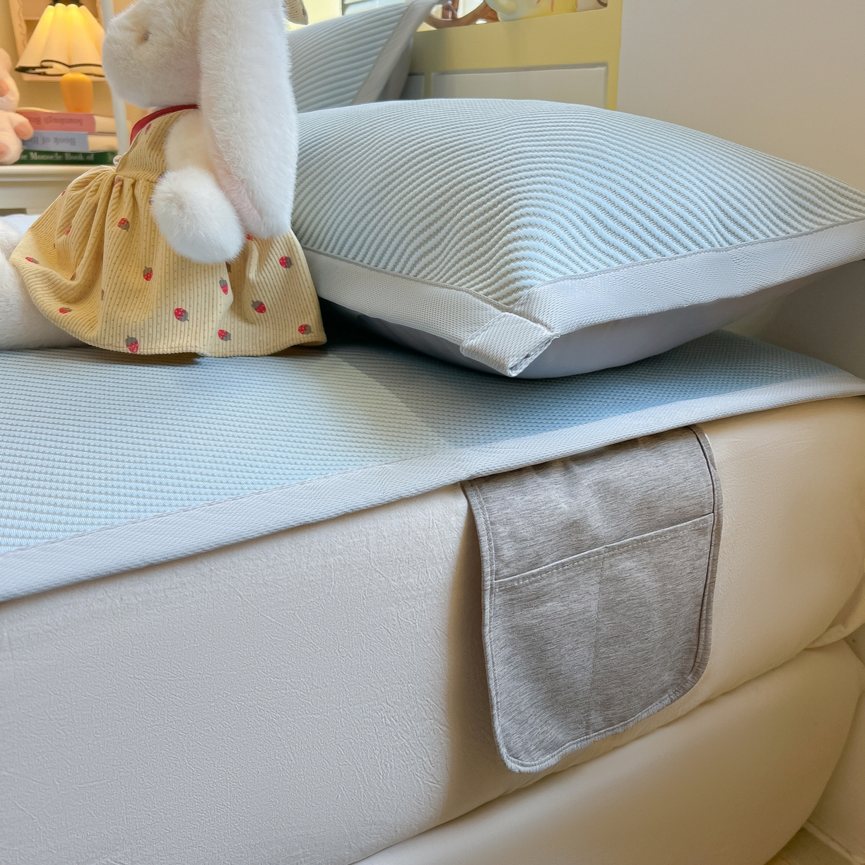 91家纺网 家纺一手货源 找家纺 多乐家纺 2026新款PE提花斜纹凉感豆豆卡通刺绣大包边复合凉席 三只猫-天空蓝（床席款）