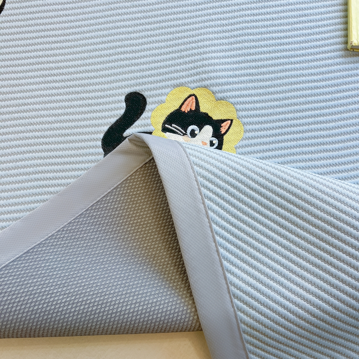 91家纺网 家纺一手货源 找家纺 多乐家纺 2026新款PE提花斜纹凉感豆豆卡通刺绣大包边复合凉席 三只猫-天空蓝（床席款）