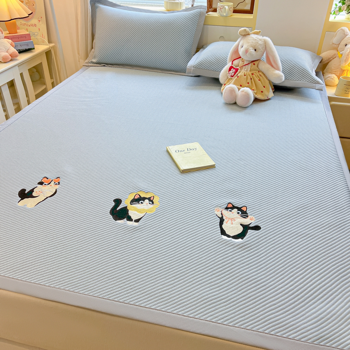 91家纺网 家纺一手货源 找家纺 多乐家纺 2026新款PE提花斜纹凉感豆豆卡通刺绣大包边复合凉席 三只猫-天空蓝（床席款）