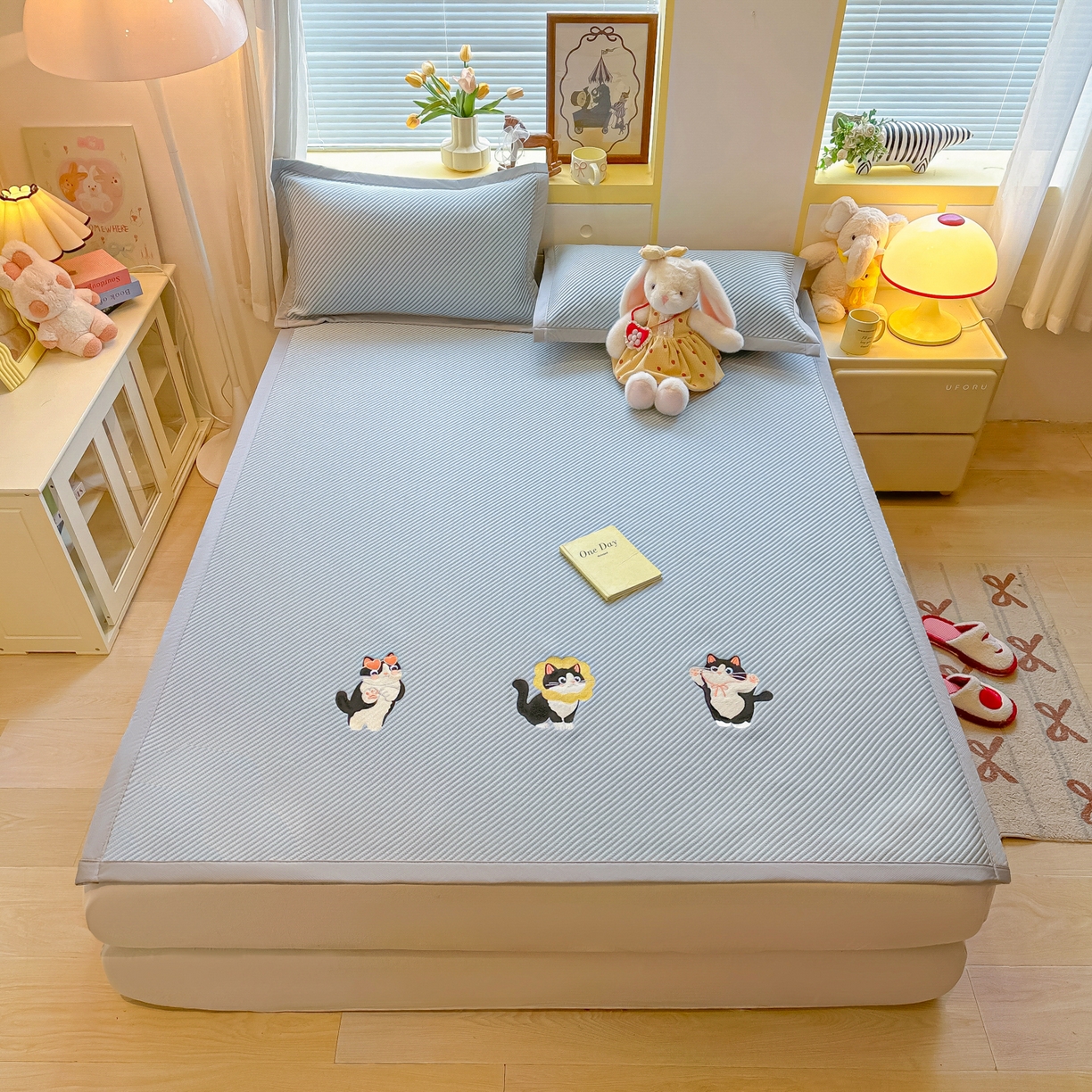 91家纺网 家纺一手货源 找家纺 多乐家纺 2026新款PE提花斜纹凉感豆豆卡通刺绣大包边复合凉席 三只猫-天空蓝（床席款）