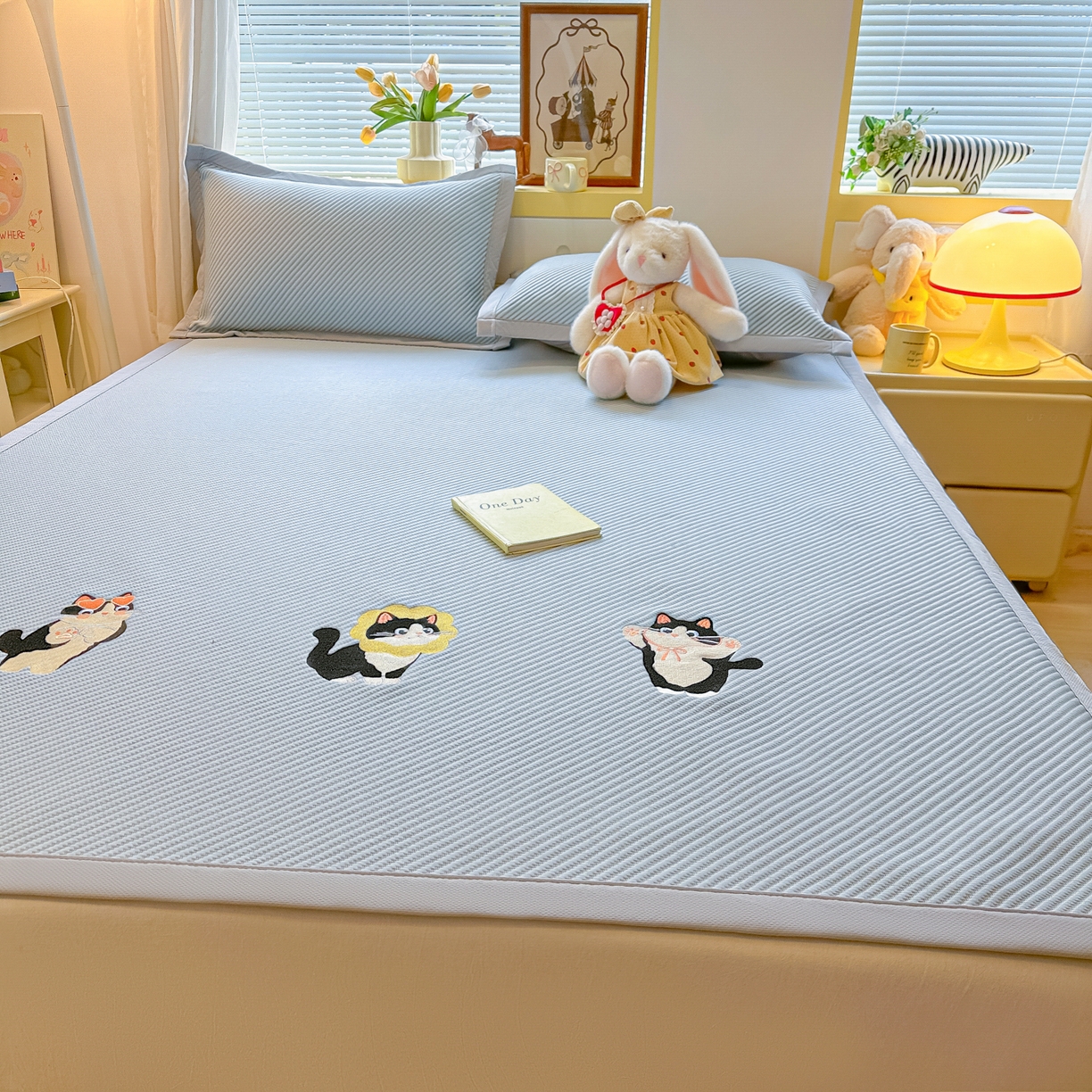 91家纺网 家纺一手货源 找家纺 多乐家纺 2026新款PE提花斜纹凉感豆豆卡通刺绣大包边复合凉席 三只猫-天空蓝（床席款）