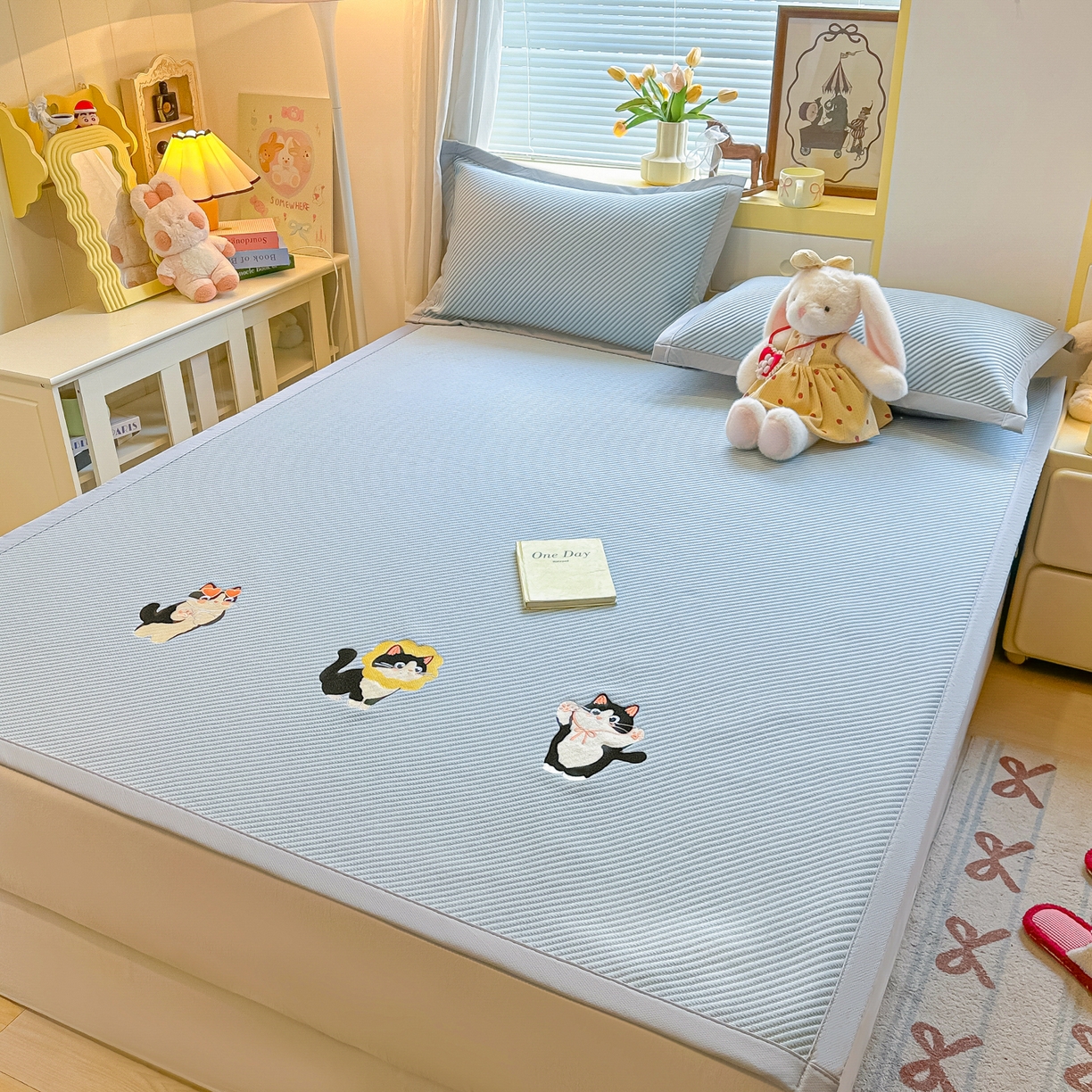 91家纺网 家纺一手货源 找家纺 多乐家纺 2026新款PE提花斜纹凉感豆豆卡通刺绣大包边复合凉席 三只猫-天空蓝（床席款）