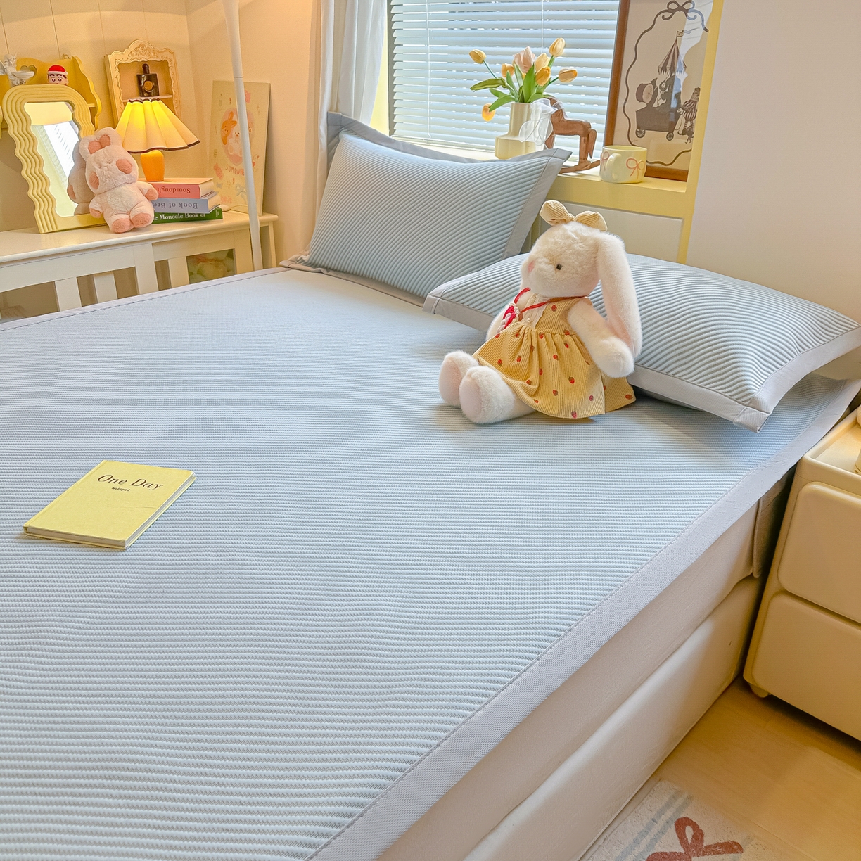 91家纺网 家纺一手货源 找家纺 多乐家纺 2026新款PE提花斜纹凉感豆豆卡通刺绣大包边复合凉席 三只猫-天空蓝（床席款）