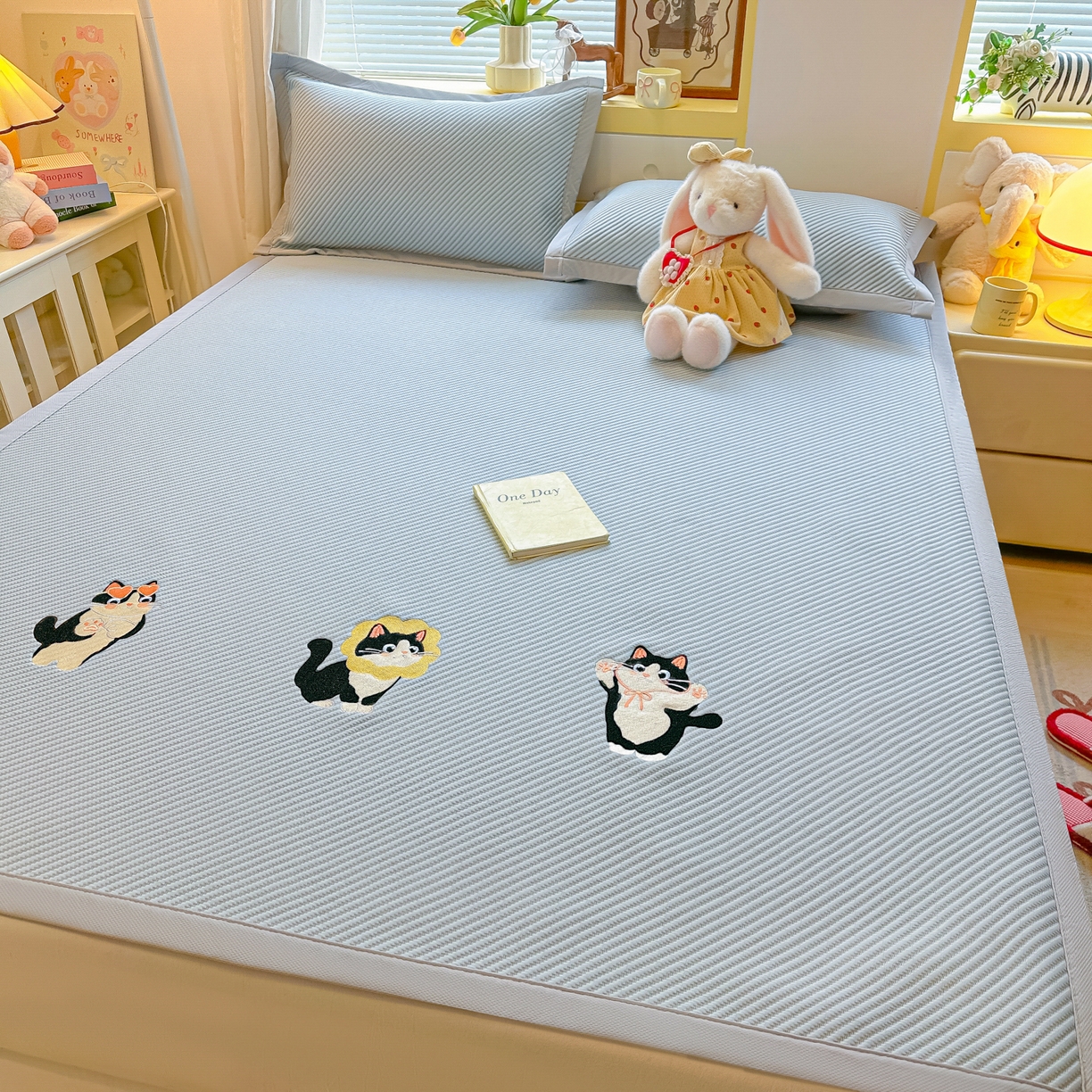 91家纺网 家纺一手货源 找家纺 多乐家纺 2026新款PE提花斜纹凉感豆豆卡通刺绣大包边复合凉席 三只猫-天空蓝（床席款）