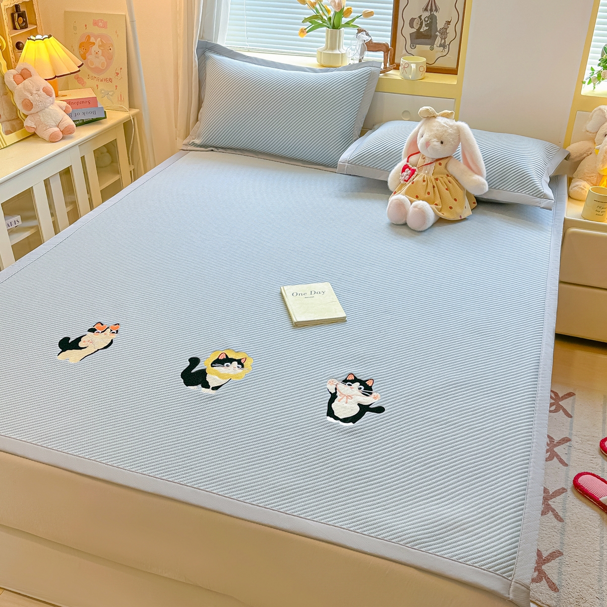 91家纺网 家纺一手货源 找家纺 多乐家纺 2026新款PE提花斜纹凉感豆豆卡通刺绣大包边复合凉席 三只猫-天空蓝（床席款）